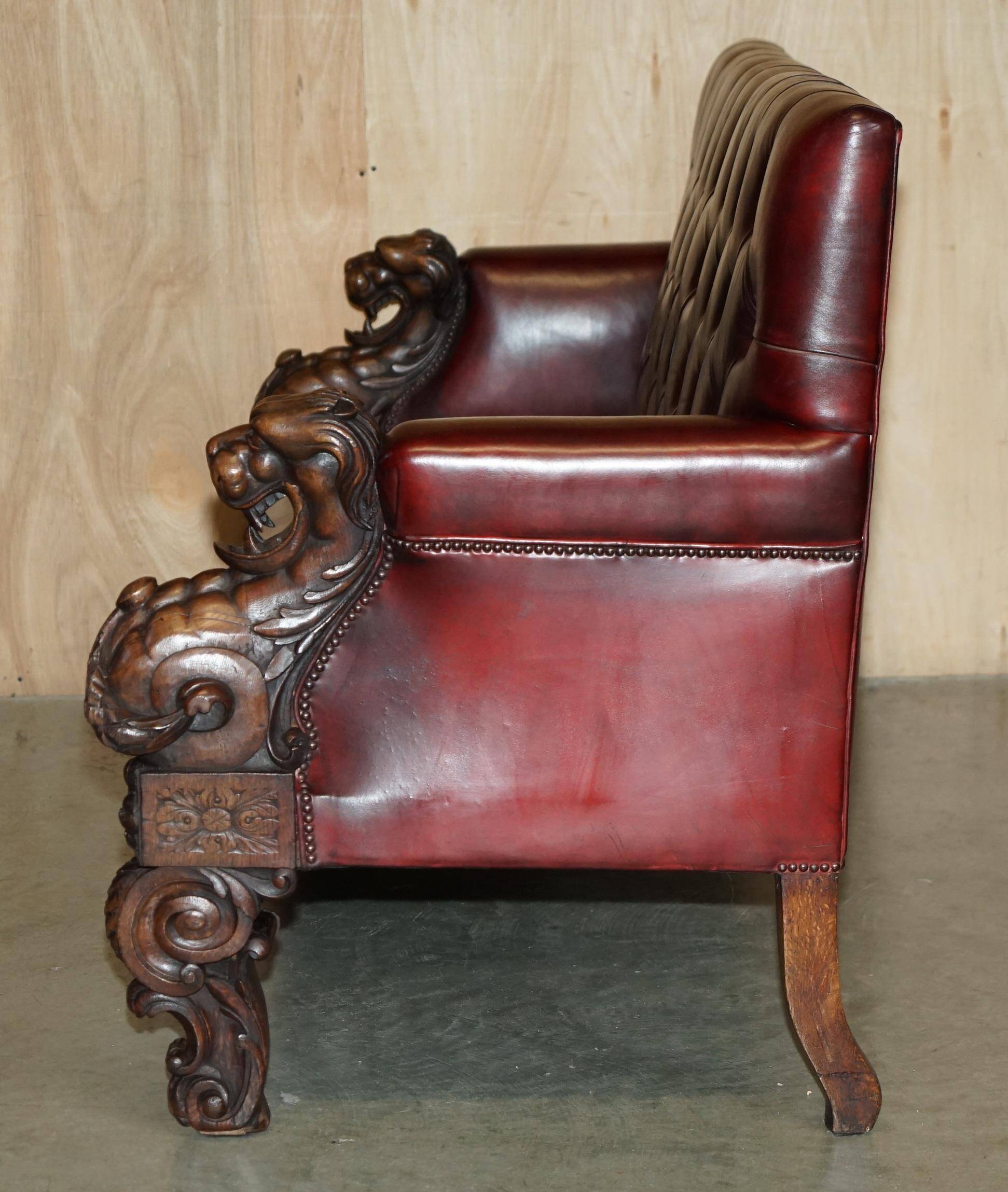 Canapé Chesterfield victorien en cuir avec têtes de lion sculptées