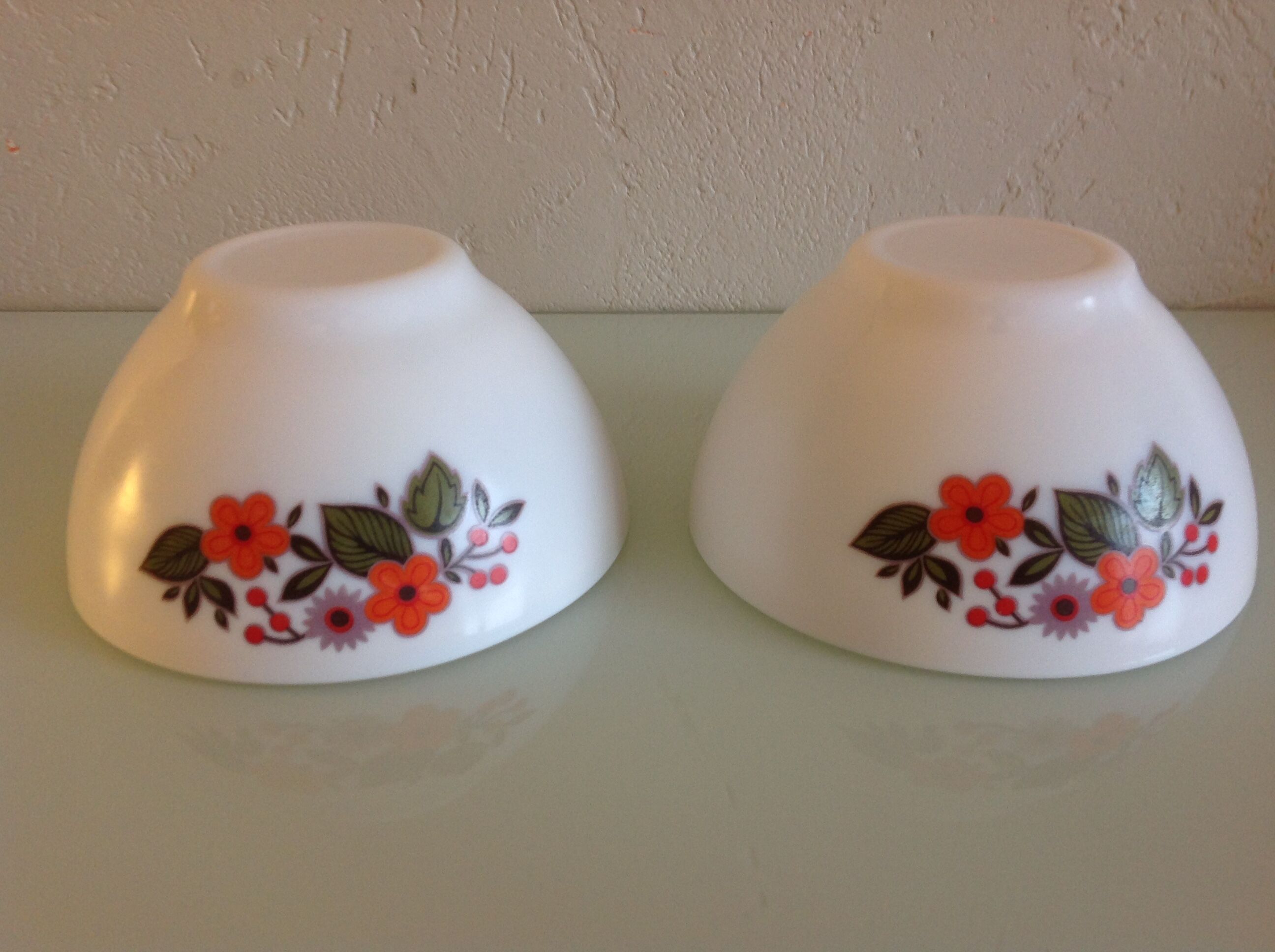 Two bowls in Arcopal white floral decoration / vintage 70s