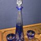 Service en cristal doublé bleu cobalt, composé d’une carafe et de deux verres assortis