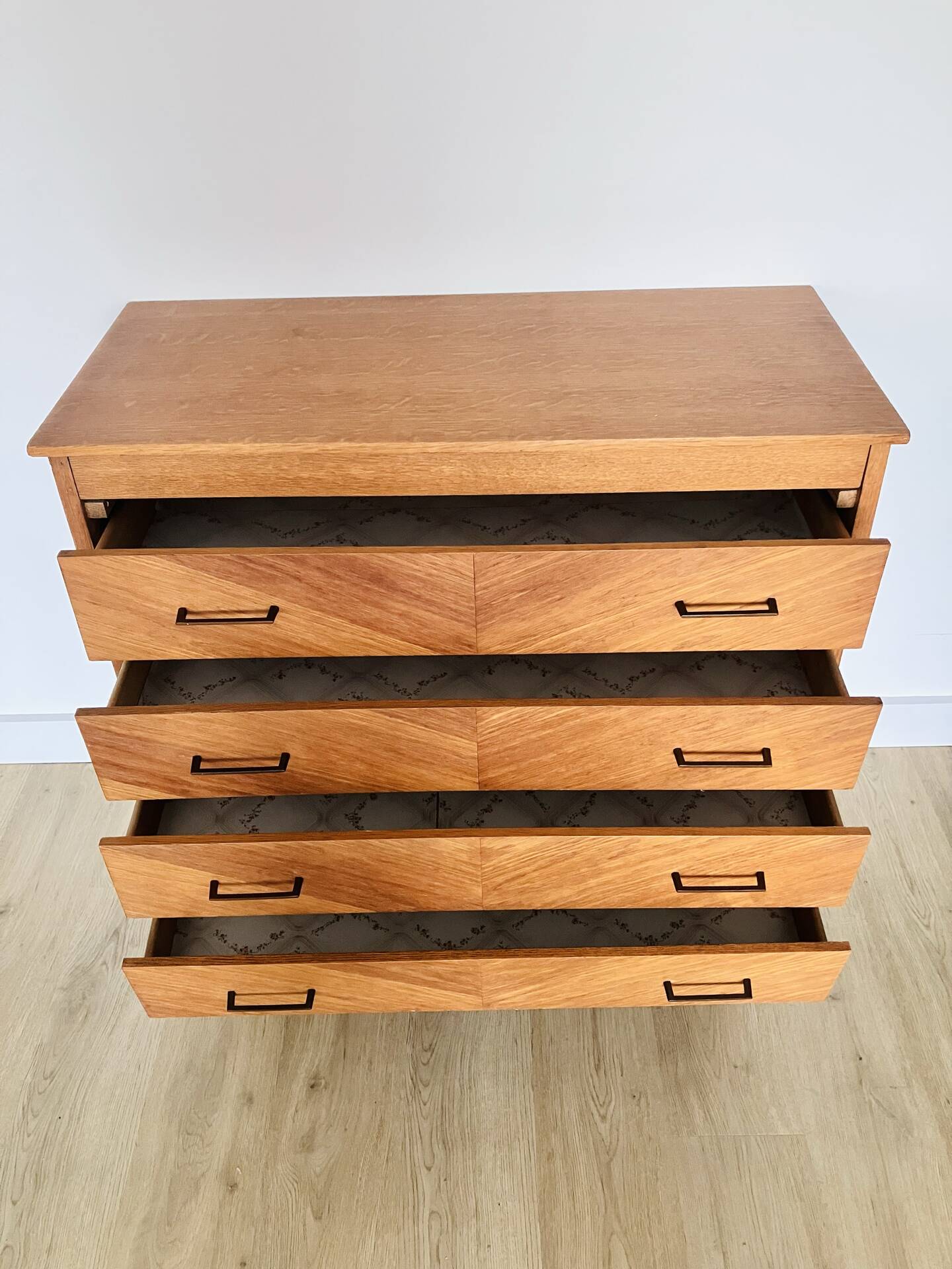 Commode en marqueterie de bois et pieds compas
