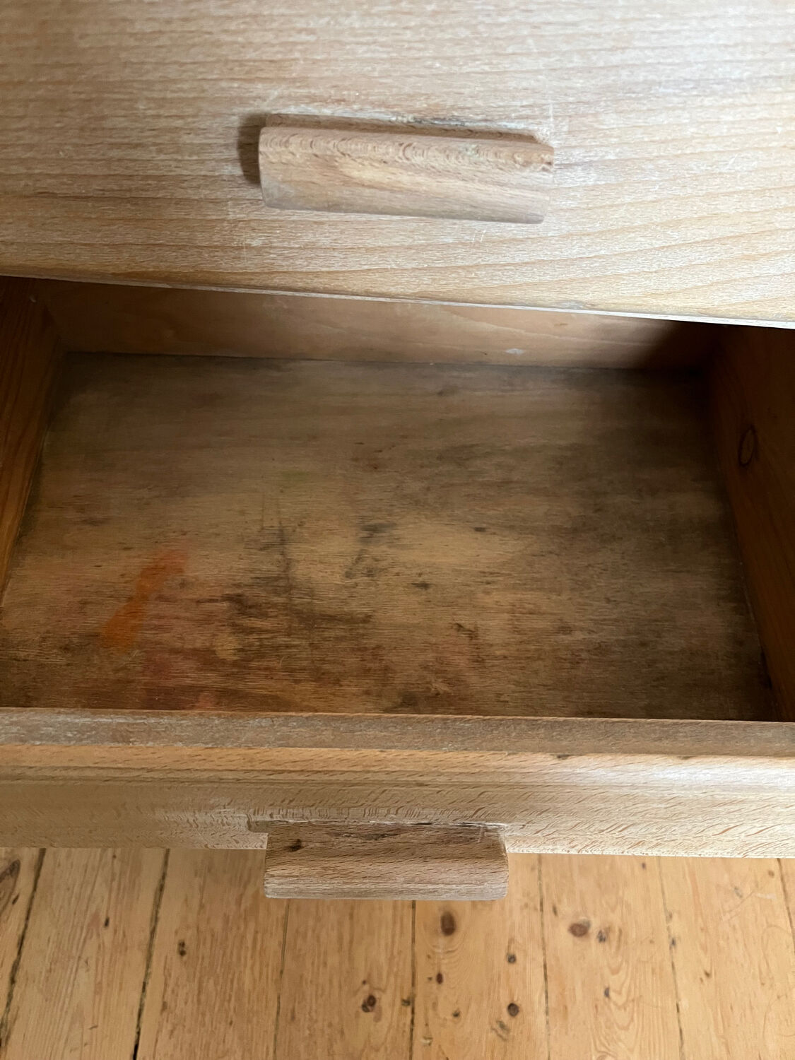 Vintage 5-drawer chest of drawers in waxed solid pine.