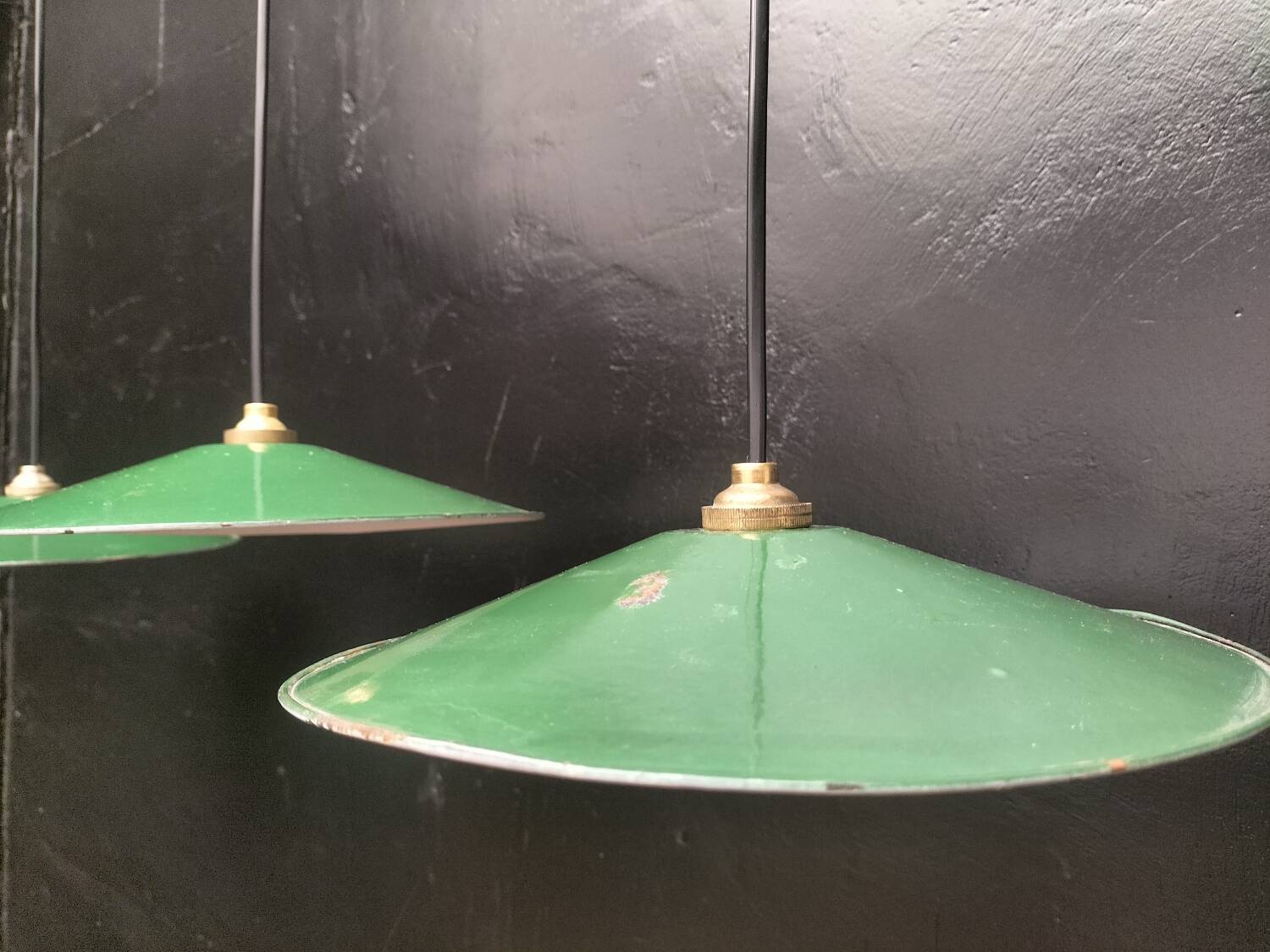 Enamelled sheet metal suspensions