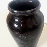 Vase en faience noir marbré