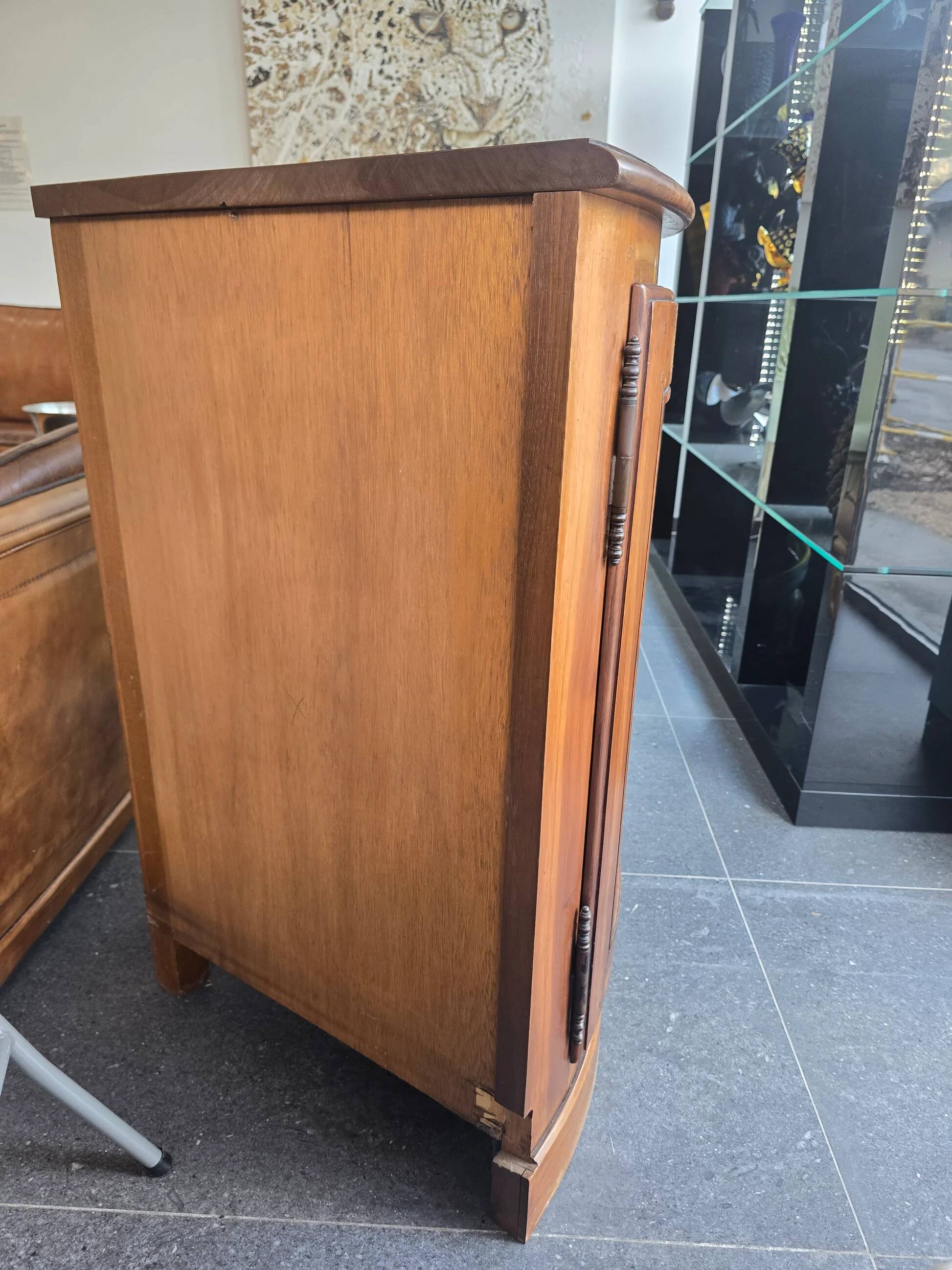 Curved wooden corner unit – Classic style