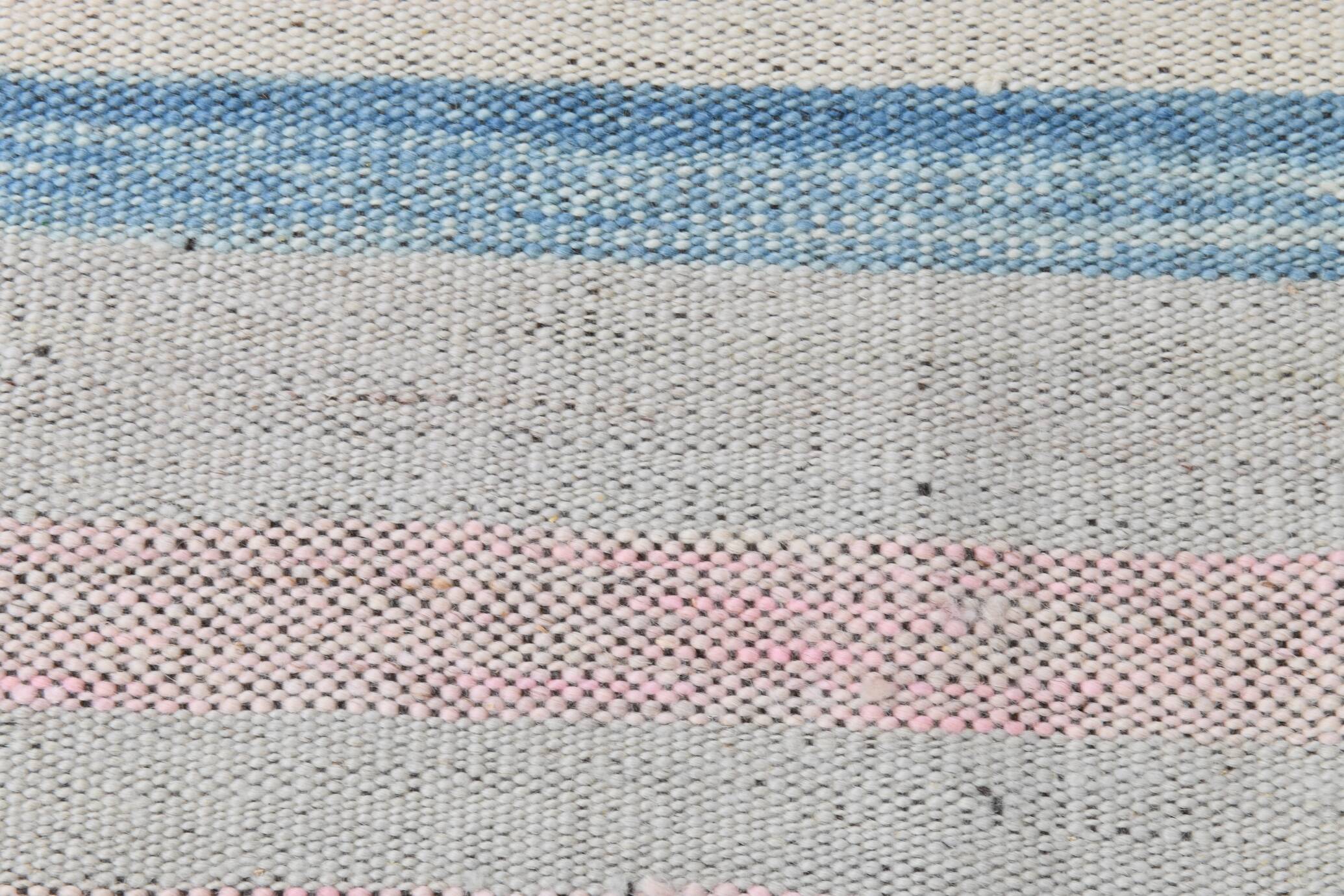Grand kilim vintage scandinave à rayures pastel bleu et rose