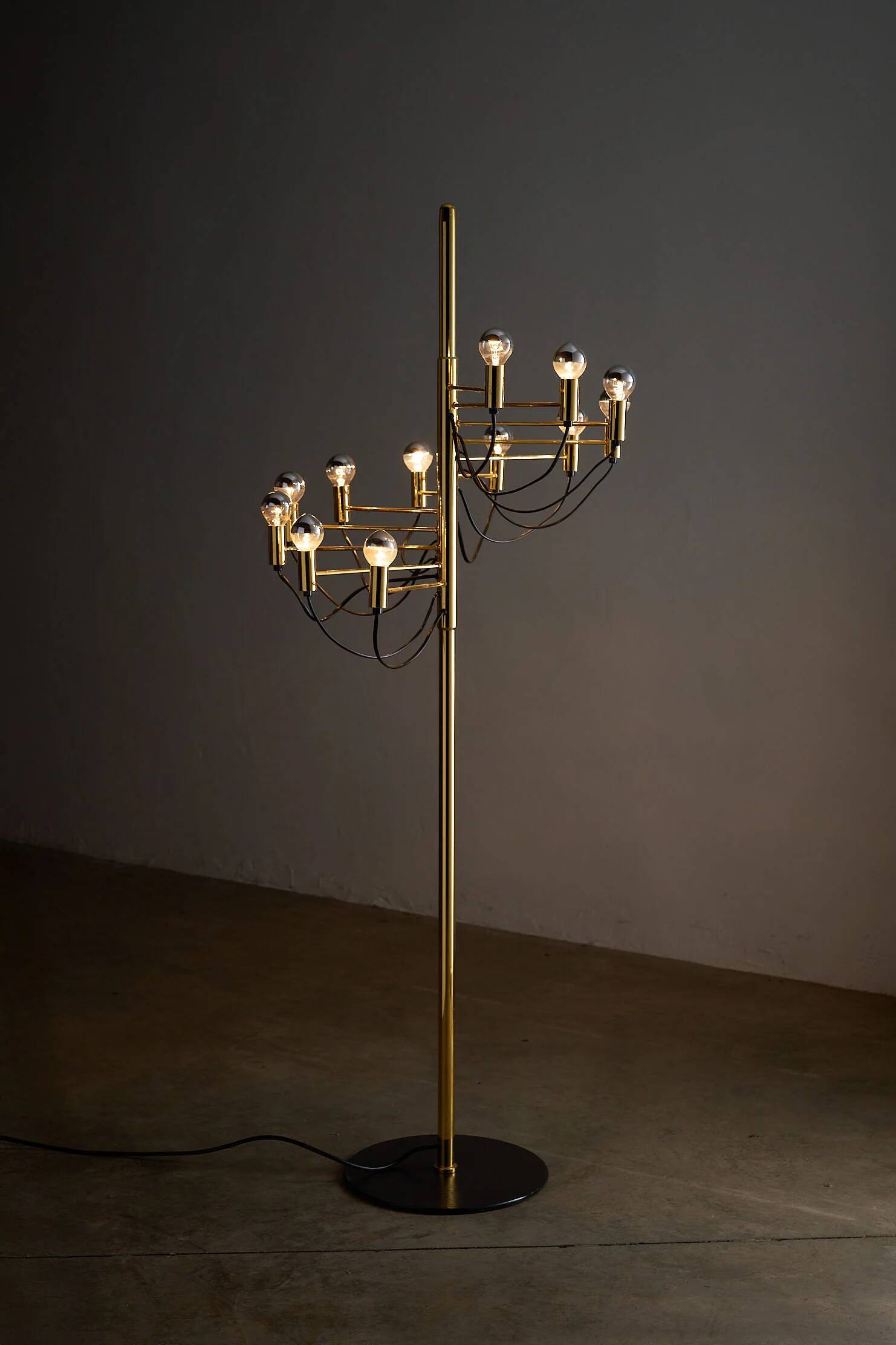 Large sculptural floor lamp executed in the style of Gino Sarfatti