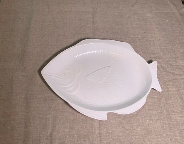 Serving dish in the shape of a white glazed ceramic fish