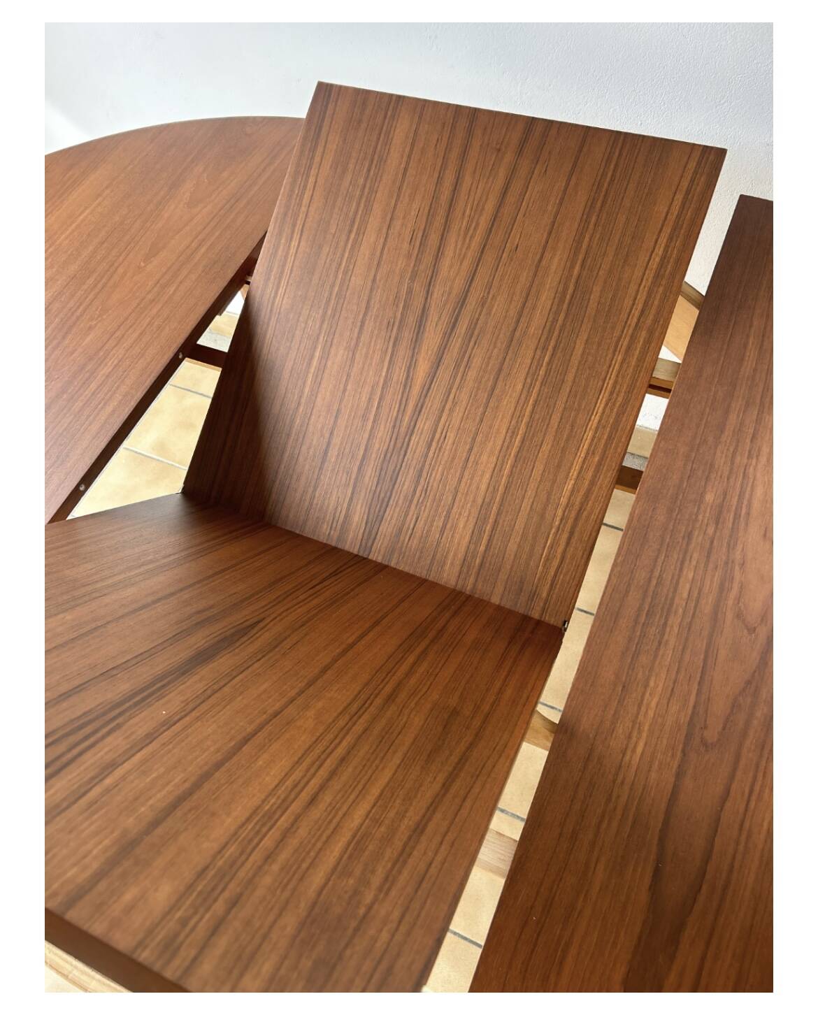 Extendable round table from the 1960s