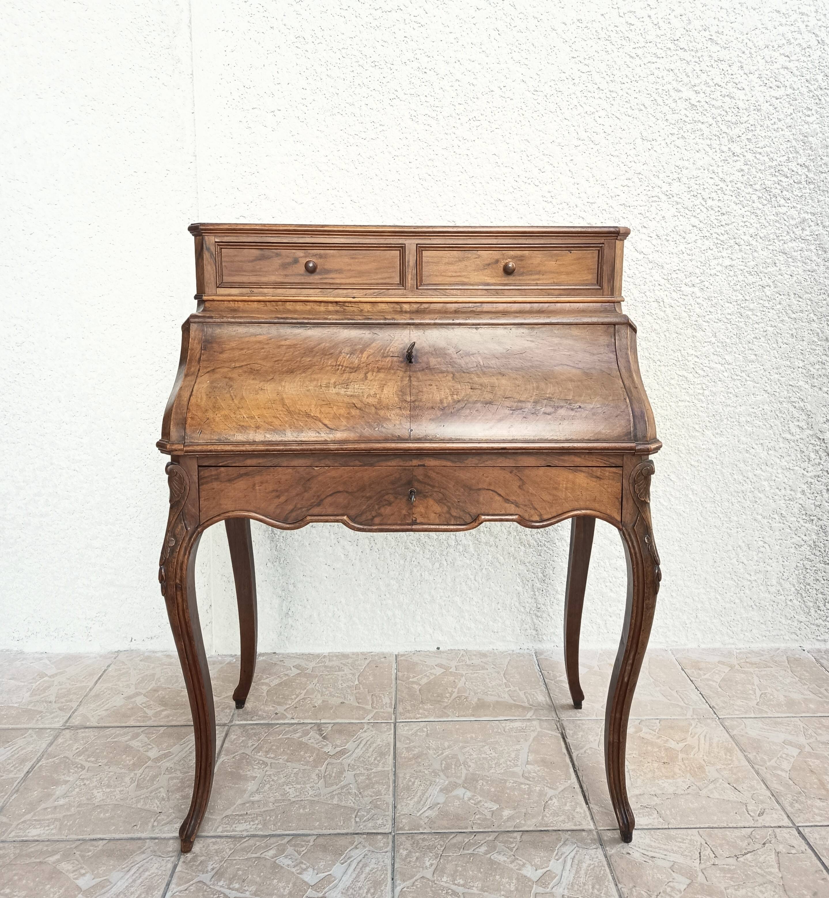 Louis XV slant desk in walnut, 19th century.