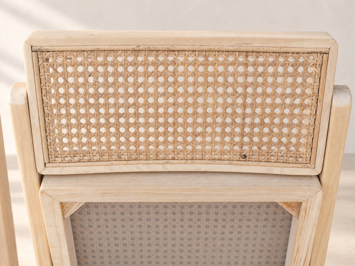 Paire de chaises pliantes en cannage et bois