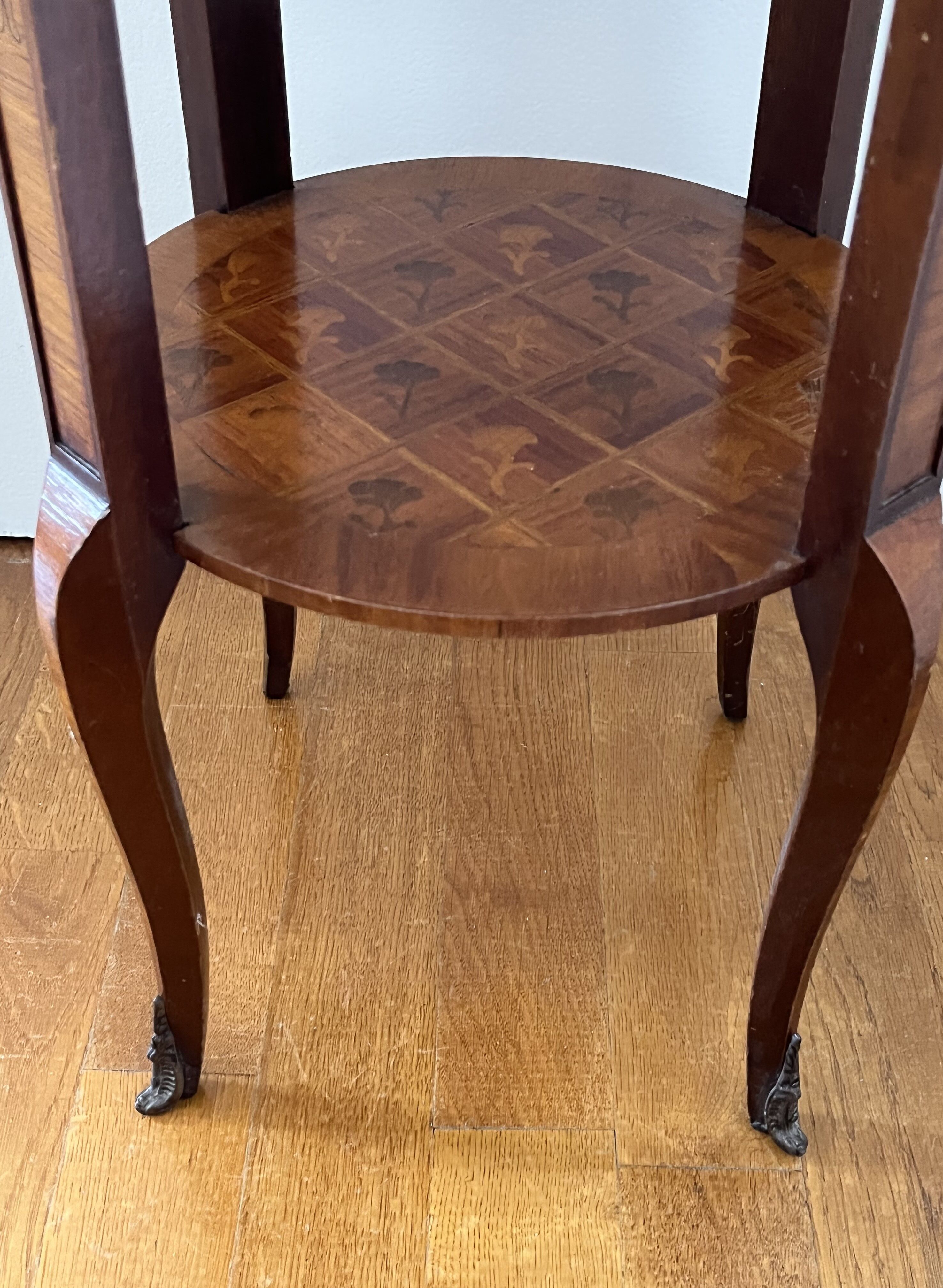 Table de chevet en marqueterie de bois