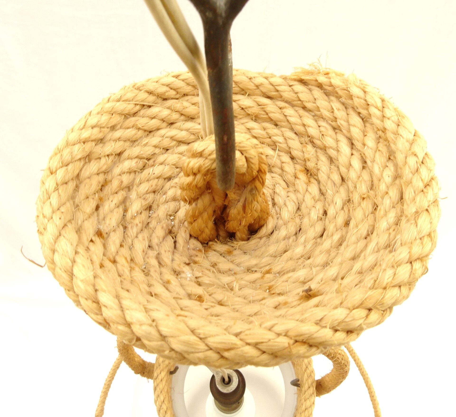 Suspension globe en opaline blanche  et corde tressé