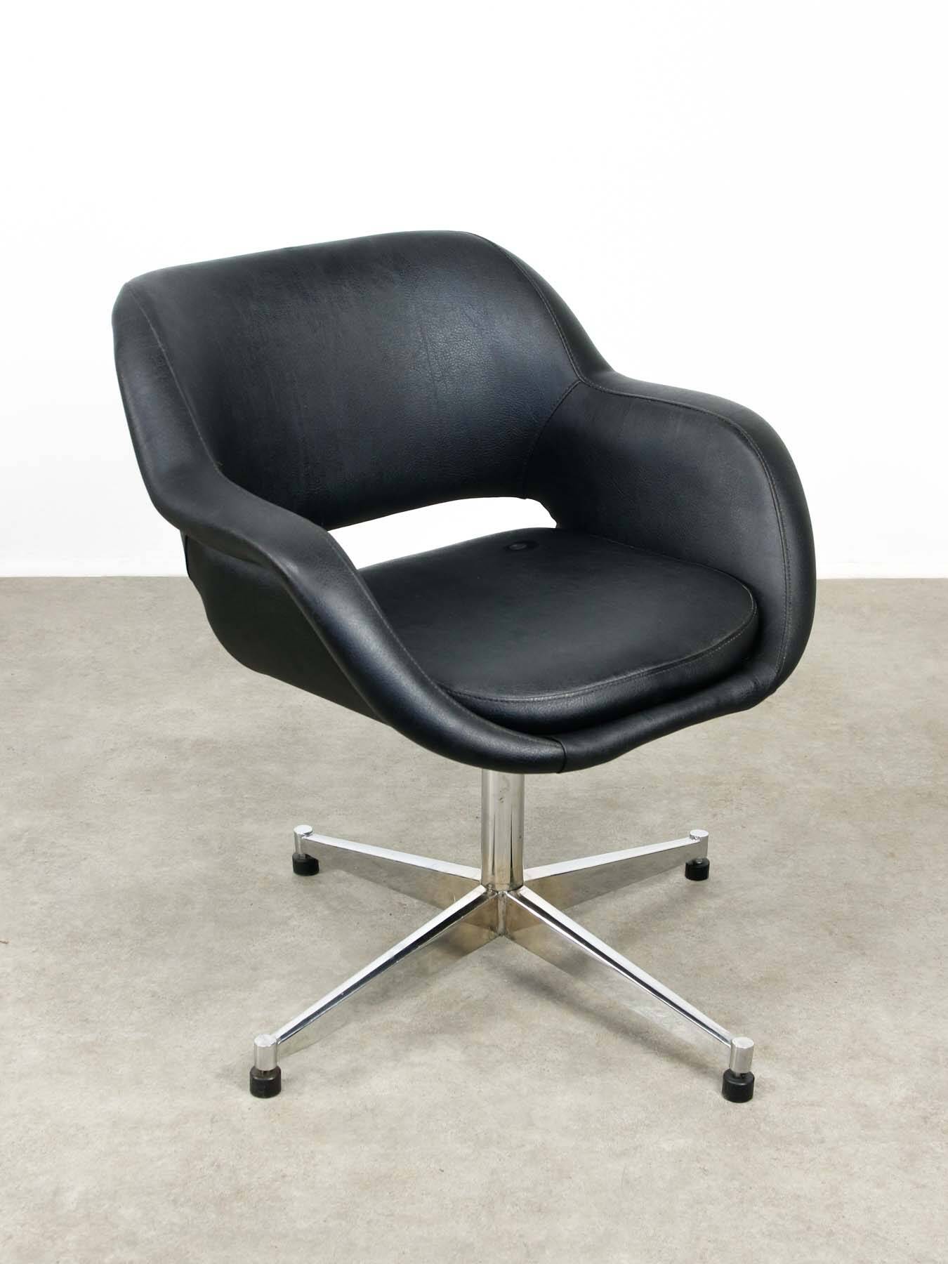 Chaise pivotante vintage en simili cuir noir et chrome, années 70