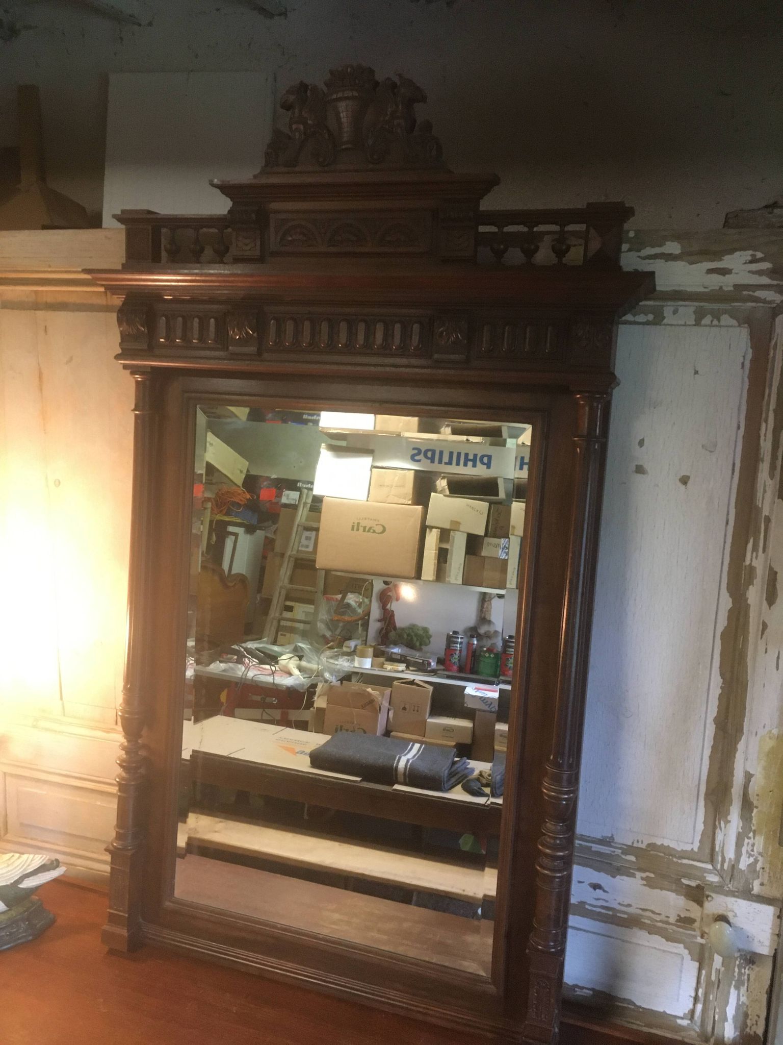 Miroir biseauté de style Henri ii en noyer