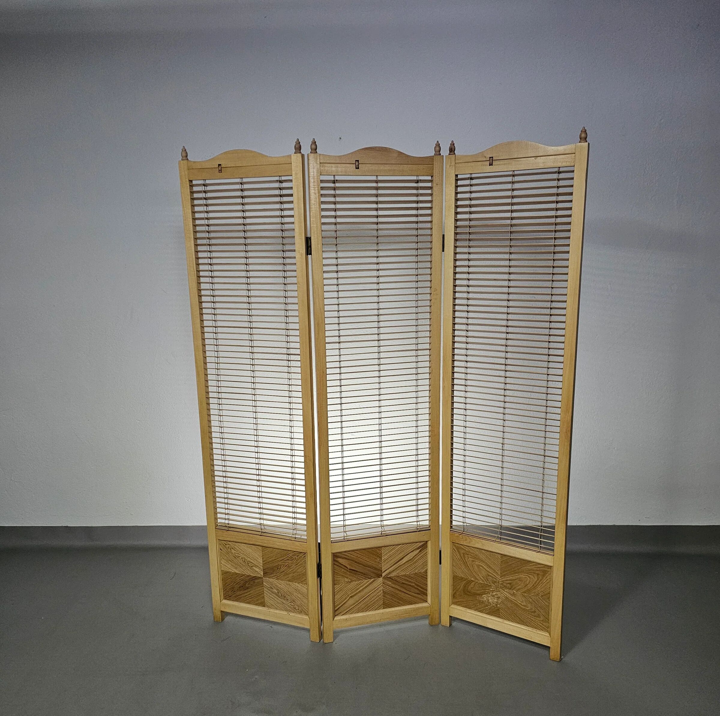 Room divider, French blonde beech louvered screen, 1960s, width 155 cm, height 185 cm