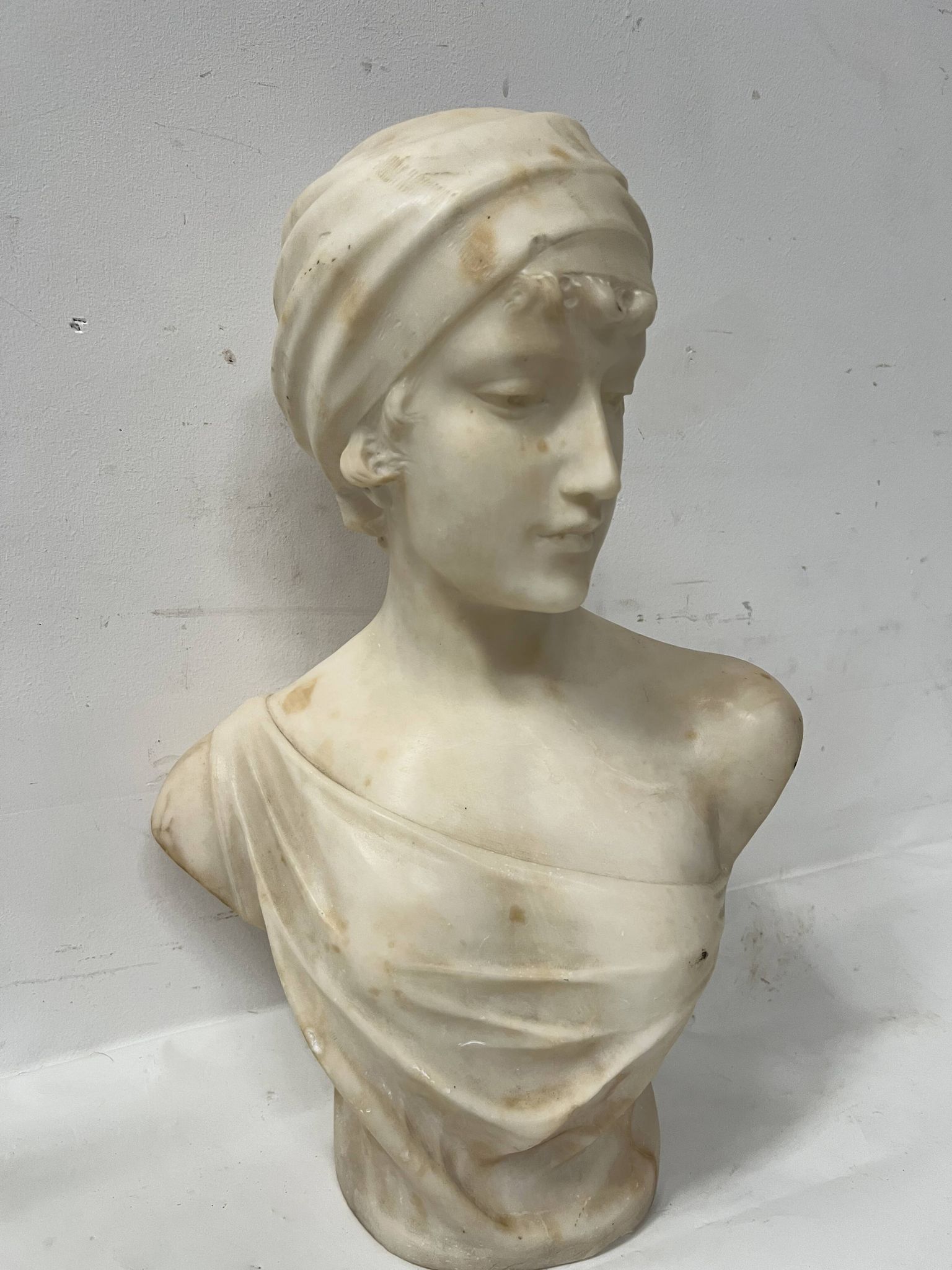Sculpted marble group of a young woman's bust, 20th century.