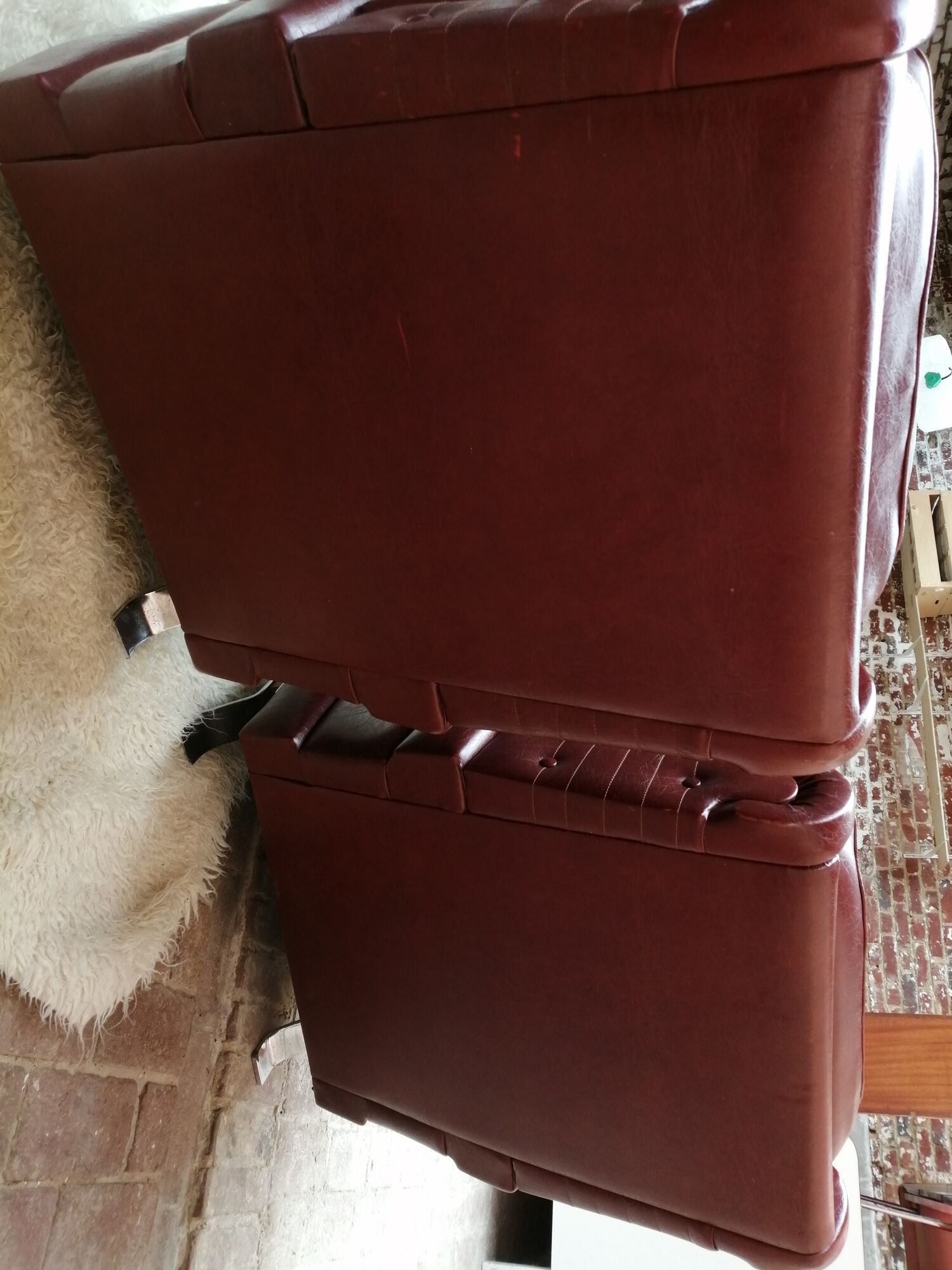 Couple de fauteuil en simili cuir rouge bordeaux, annees 70