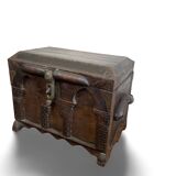 Coffre ancien gothique XVIIIème en bois sculpté et cuir