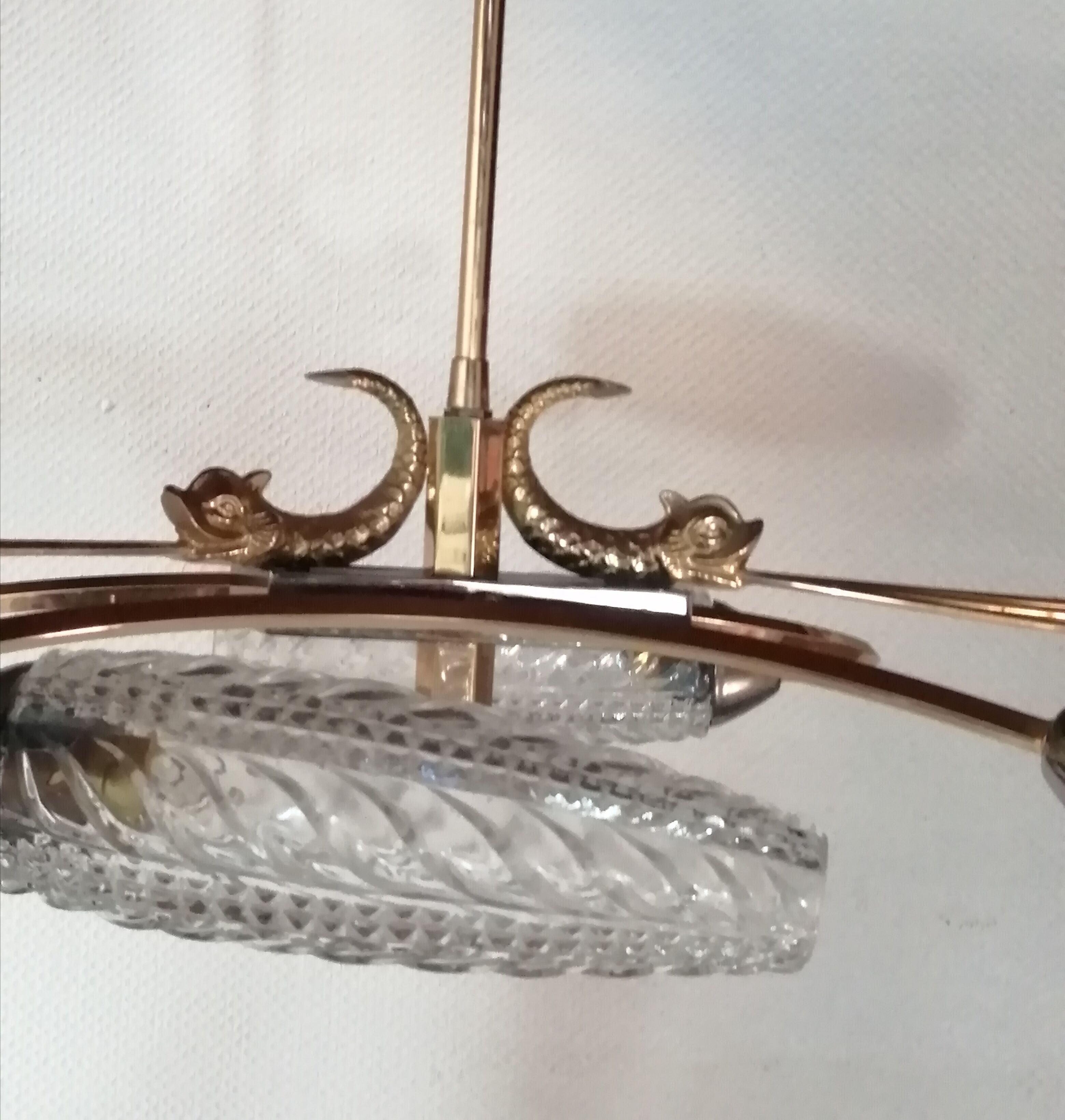 Golden chandelier fish pattern in brass 4 branches with tulips chiseled in glass 1950