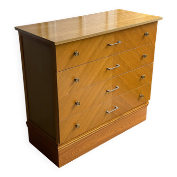 Scandinavian chest of drawers with 4 wooden drawers.
