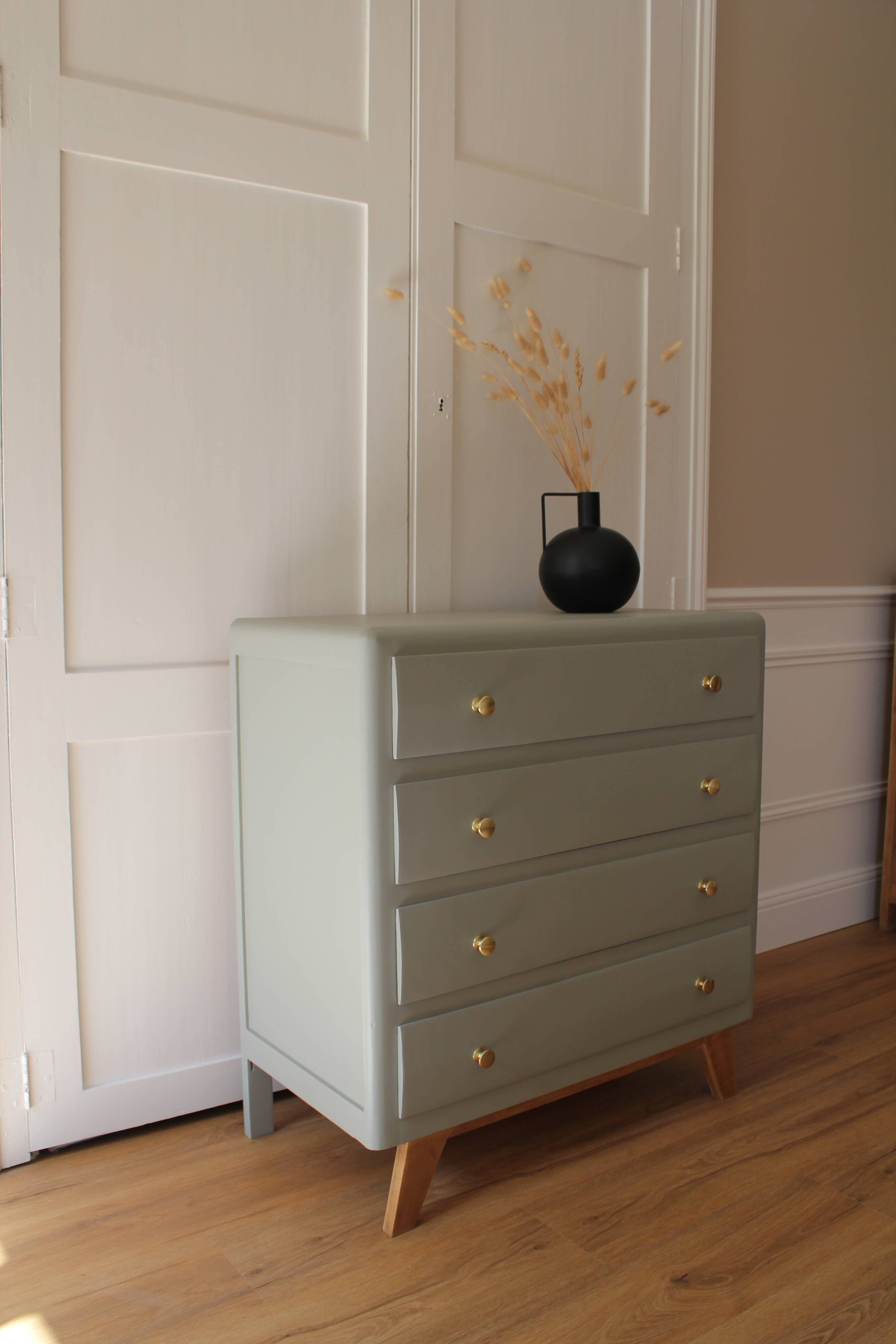 Vintage chest of drawers