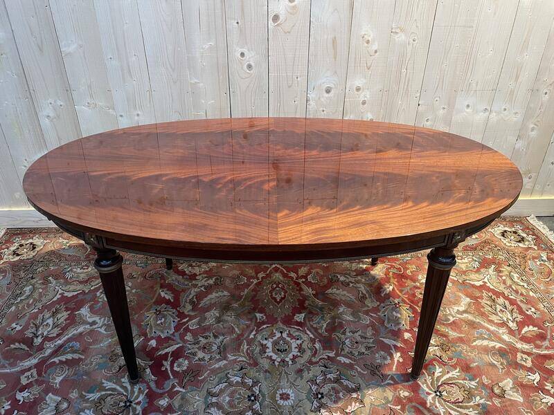Table à manger ovale de style Louis XVI acajou et laiton