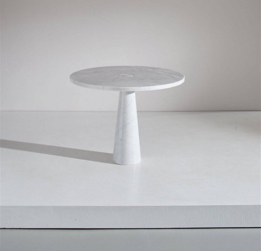 Table Eros en marbre blanc par Angelo Mangiarotti pour Skipper, années 1990.