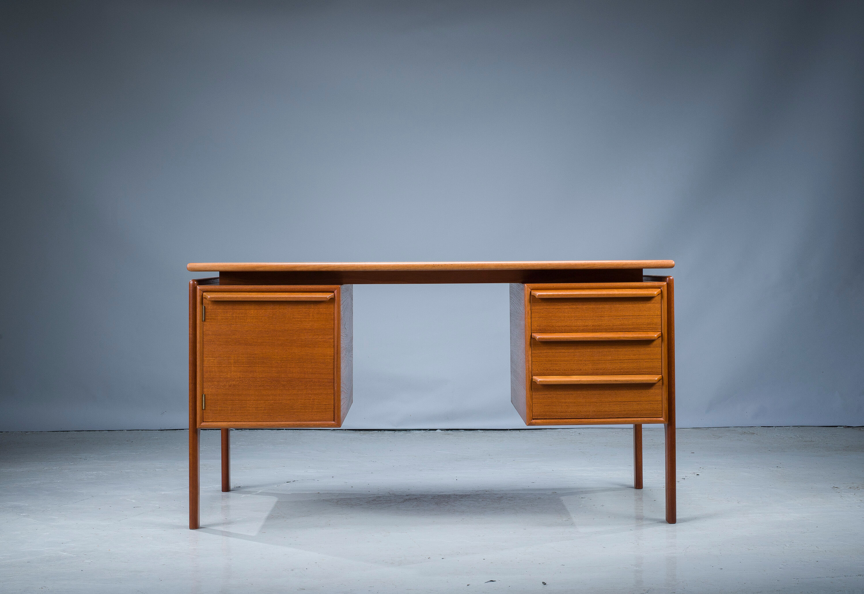 Mid-century teak freestanding desk from GV Møbler, 1960s