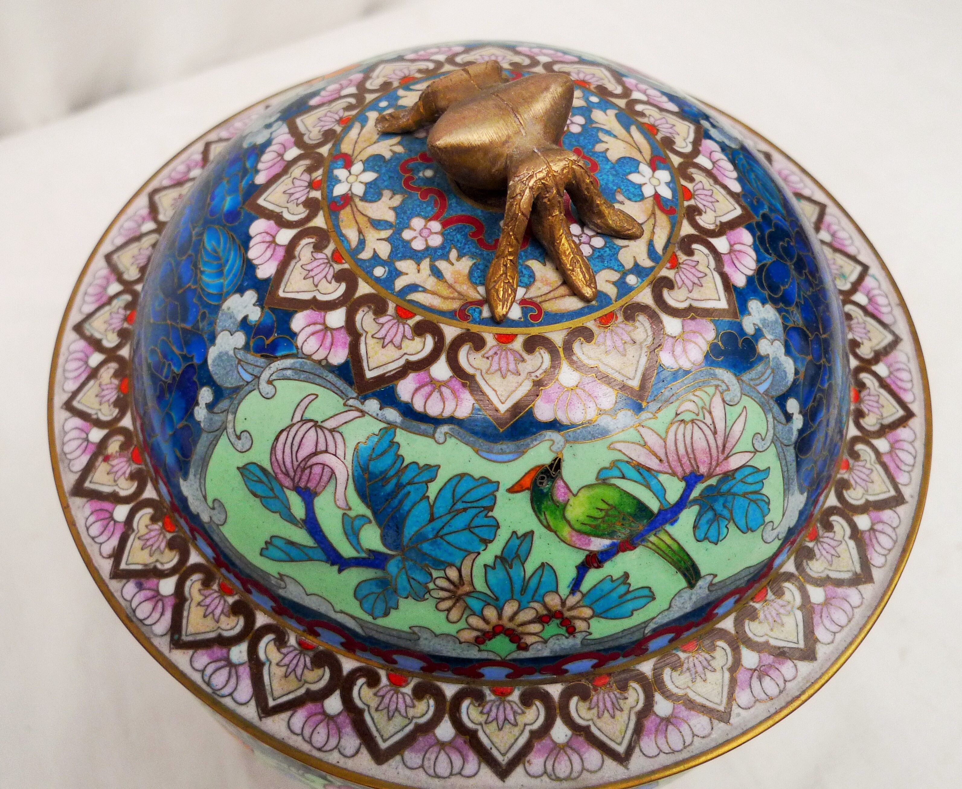 Covered pot in partition