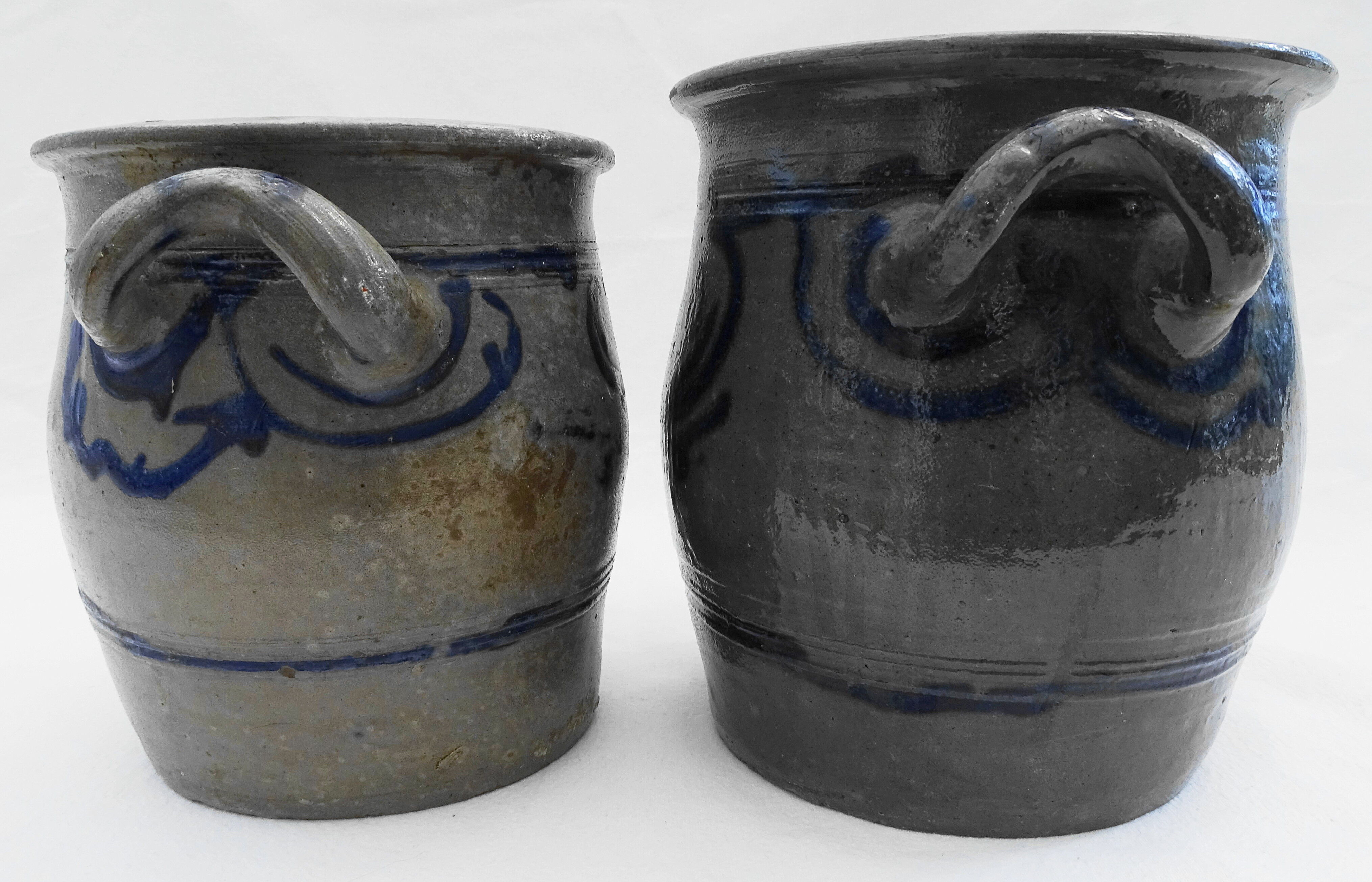 Paire de pots en grès gris et bleu marine