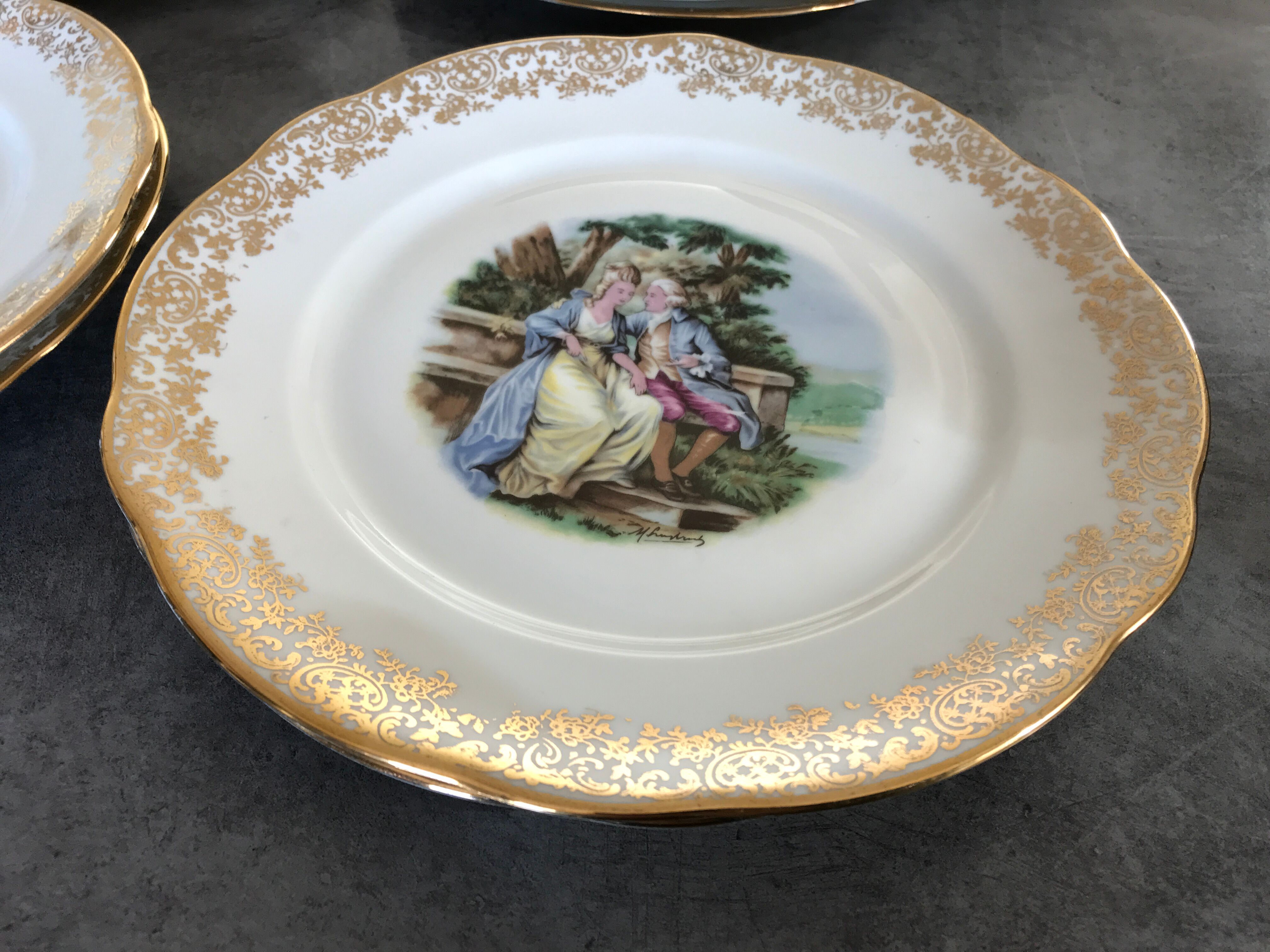 Lot of 8 plates plates pasta and enamels of limoges, decoration of gallant scenes 24.5 cm