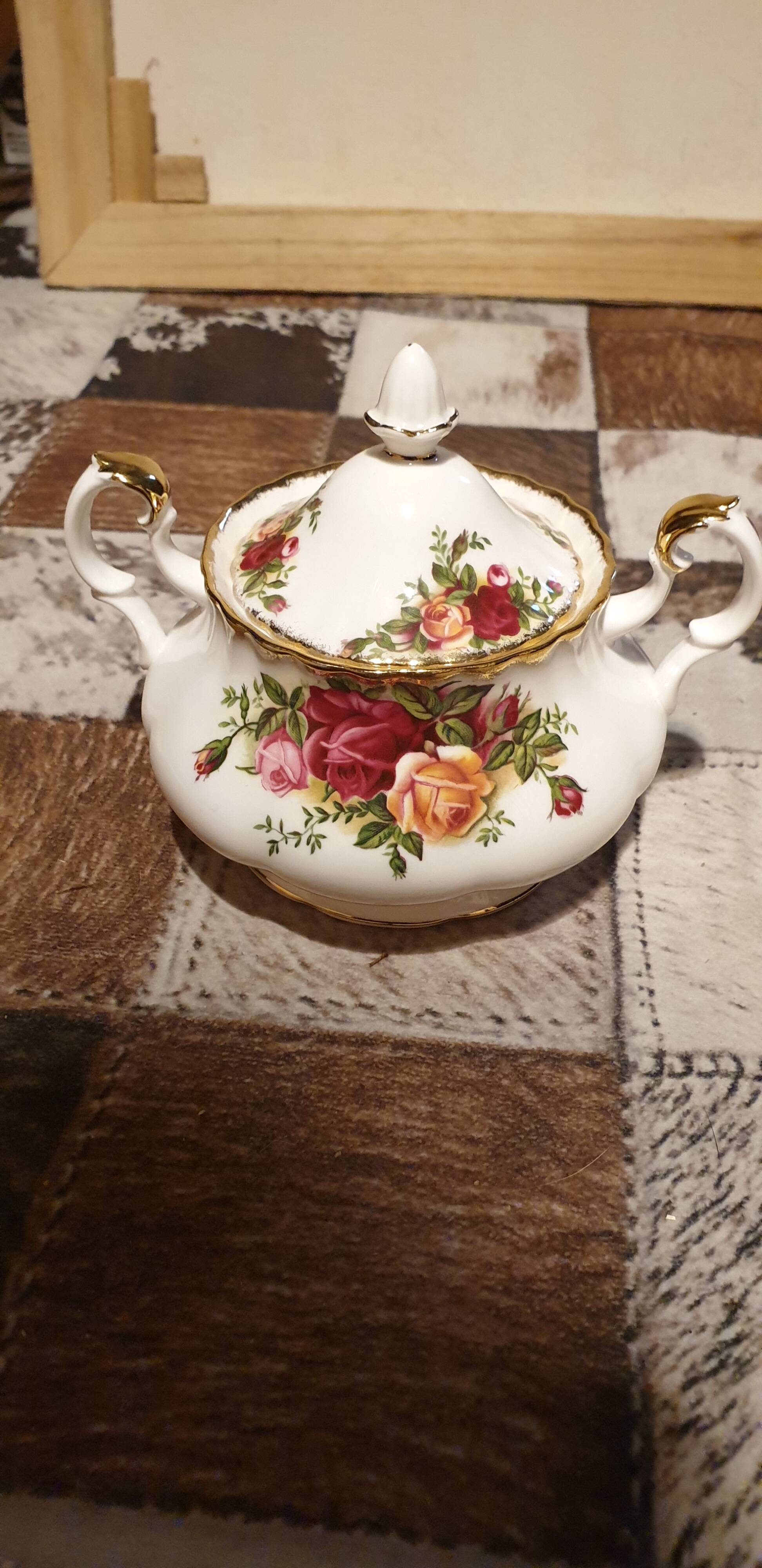 Old country roses sugar bowl - royal albert -