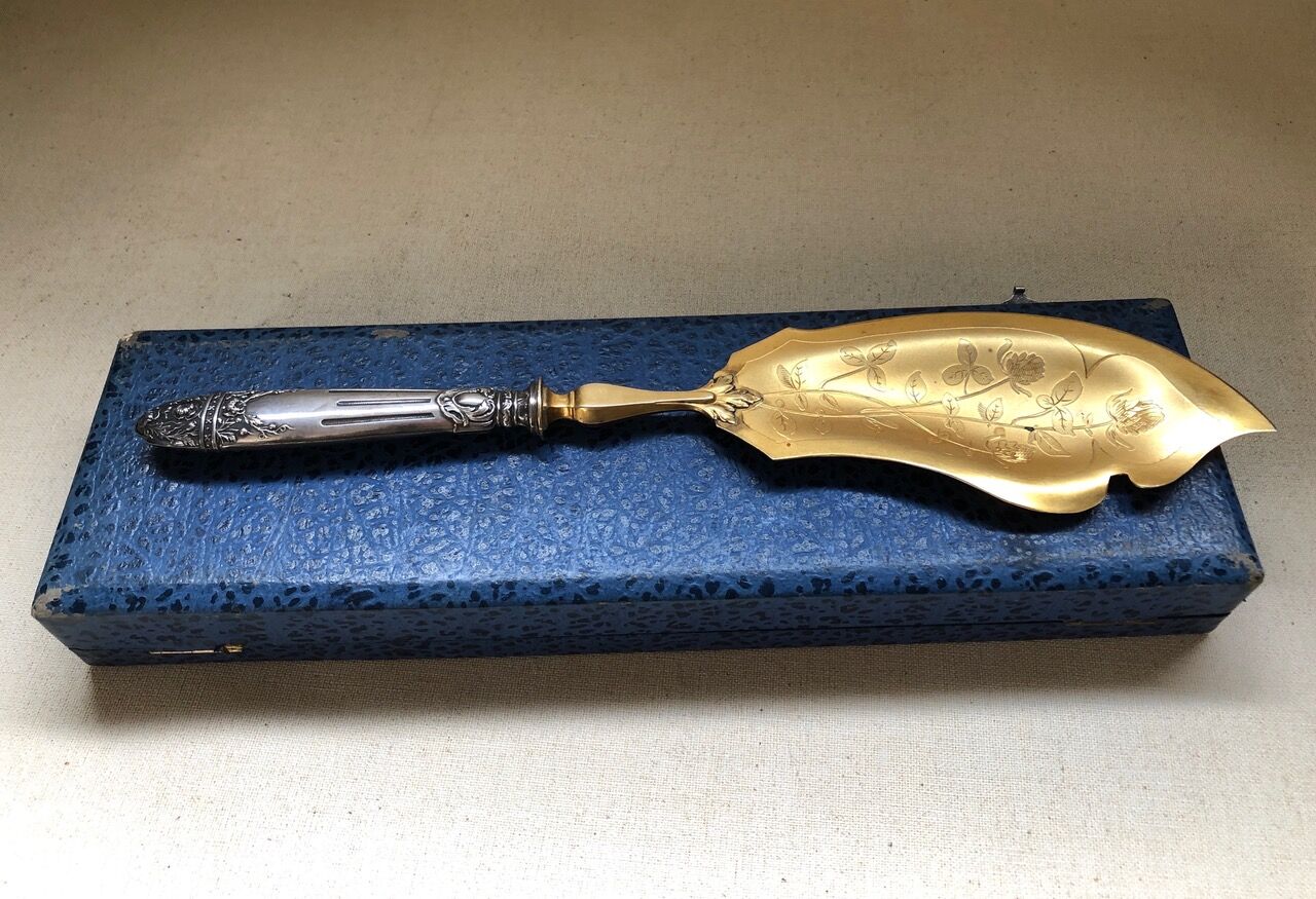 Filled silver cake shovel