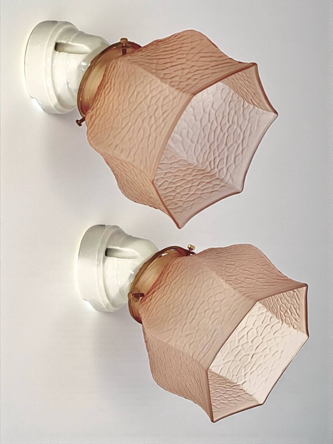 Paire d’appliques porcelaine et tulipes verre rose art-déco