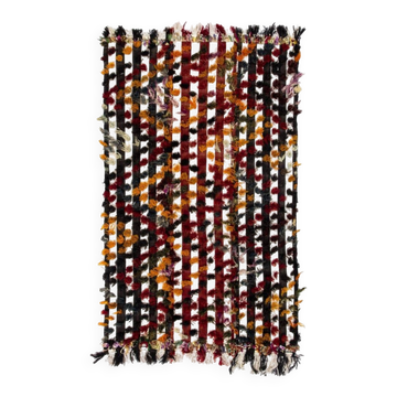 Tapis kilim central anatolien vintage tissé à la main avec des pompons colorés.