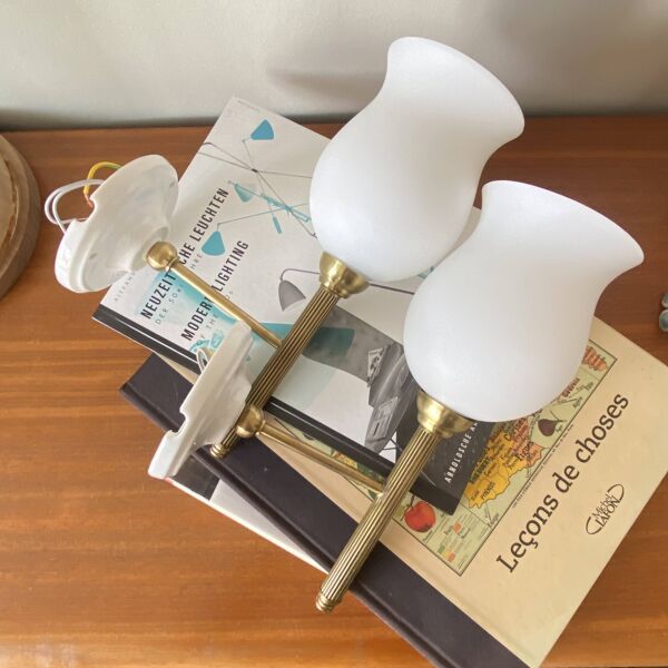 Paire d'appliques torche flambeau en laiton, verre blanc et porcelaine