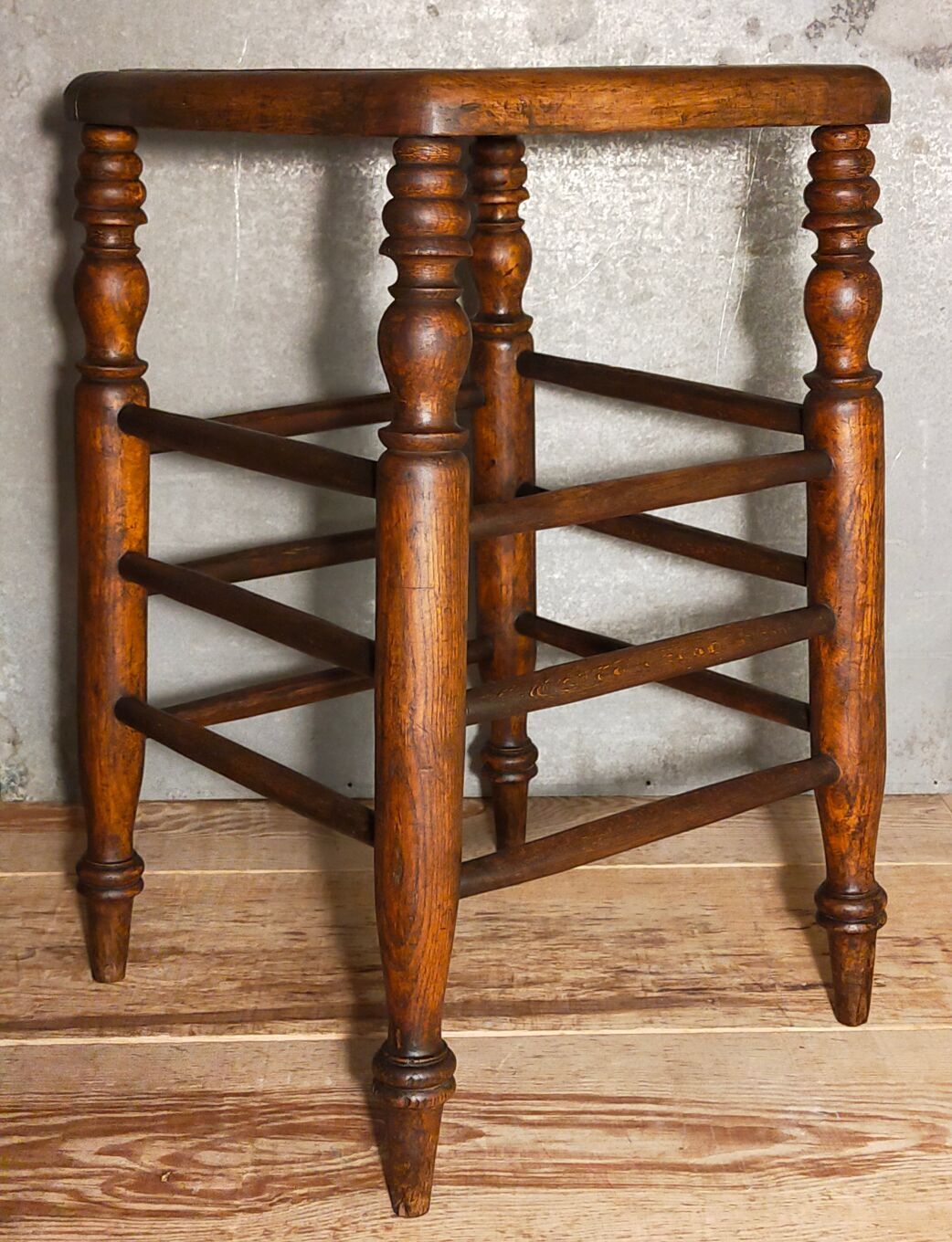 Stool in turned solid wood