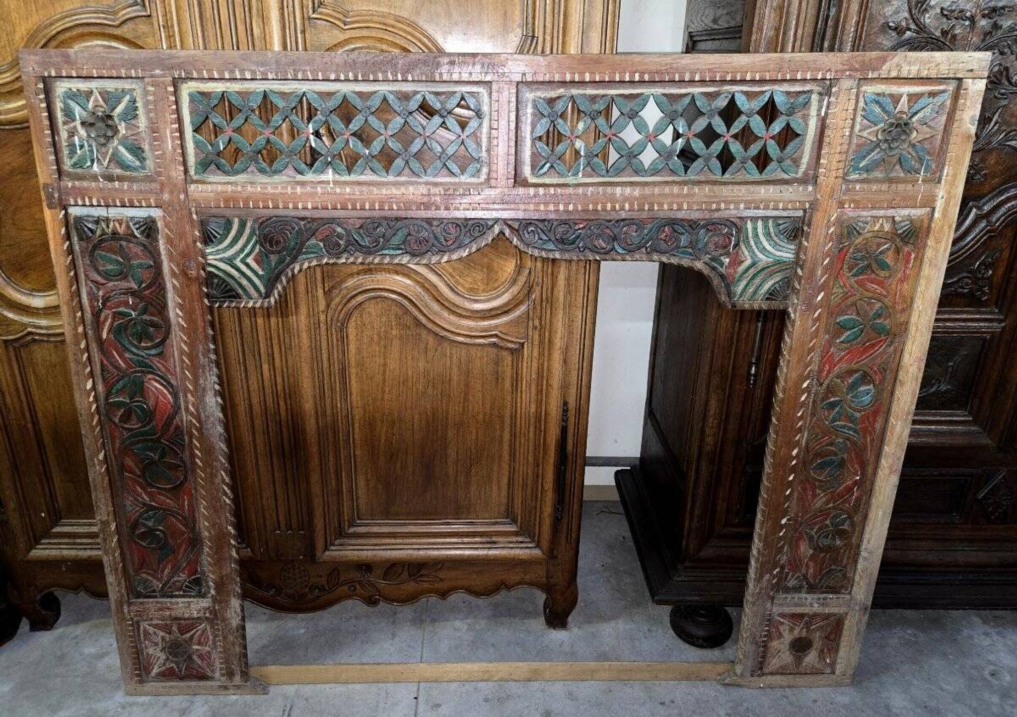 Old façade or decorative frame in carved wood, of Indian origin.
