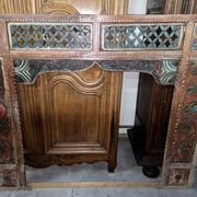 Old façade or decorative frame in carved wood, of Indian origin.