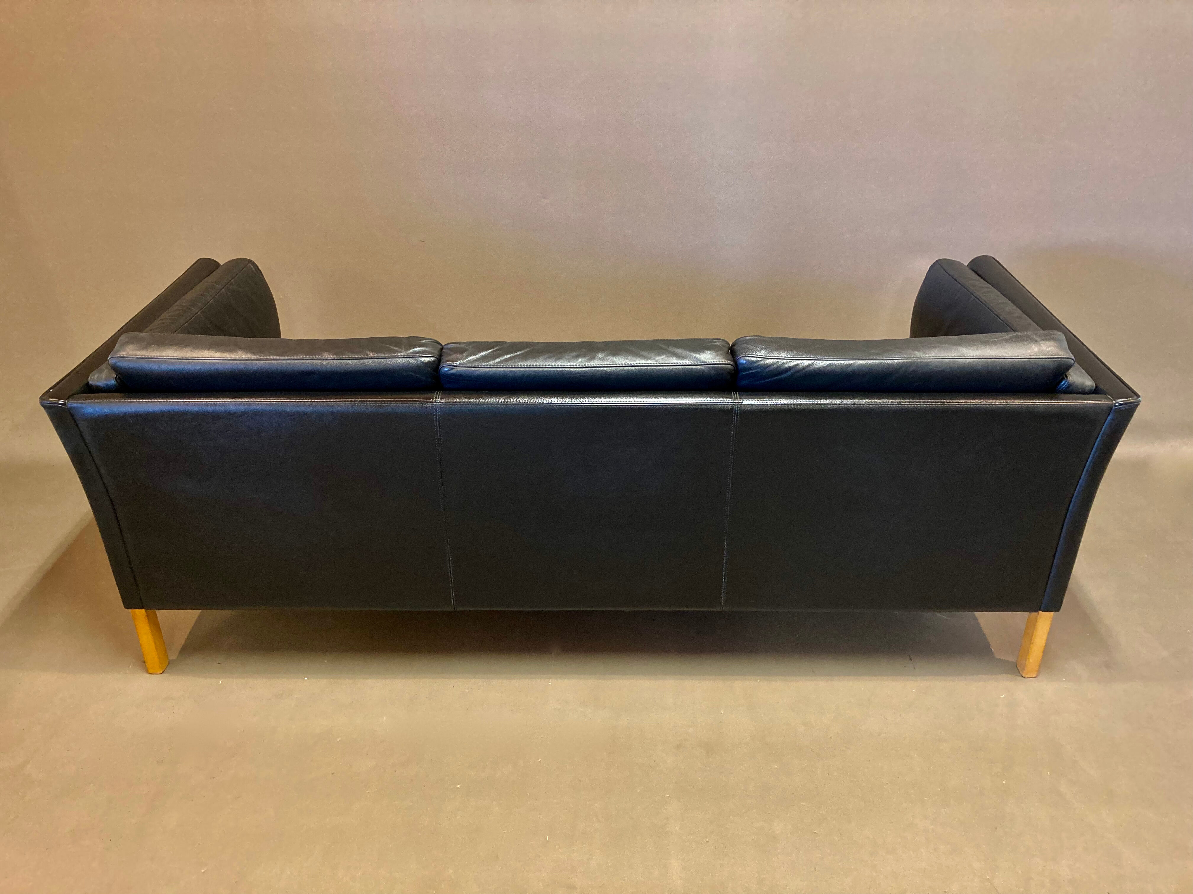 Sofa 3 places black leather Scandinavian design