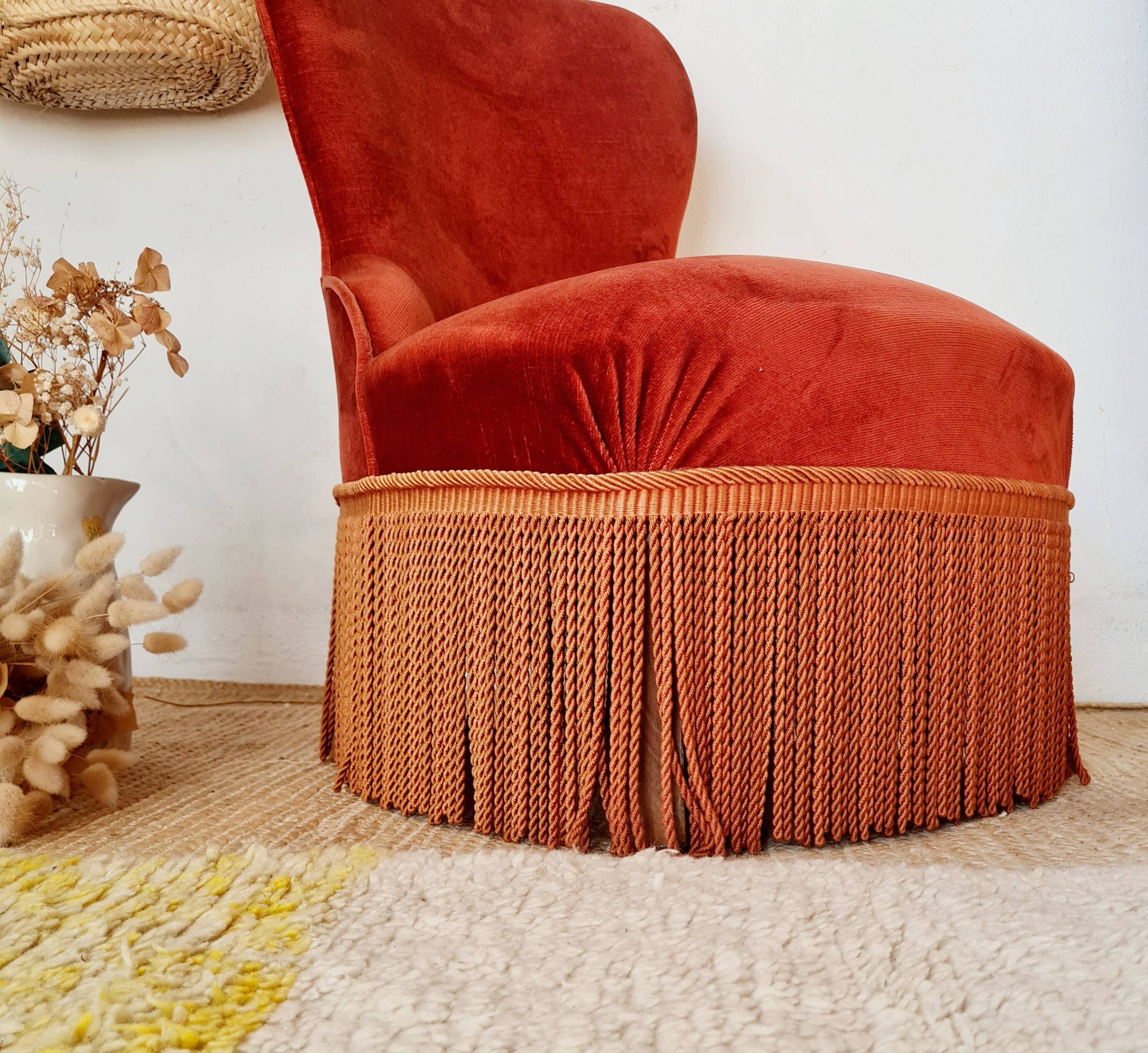 Red velvet toad armchair with fringes
