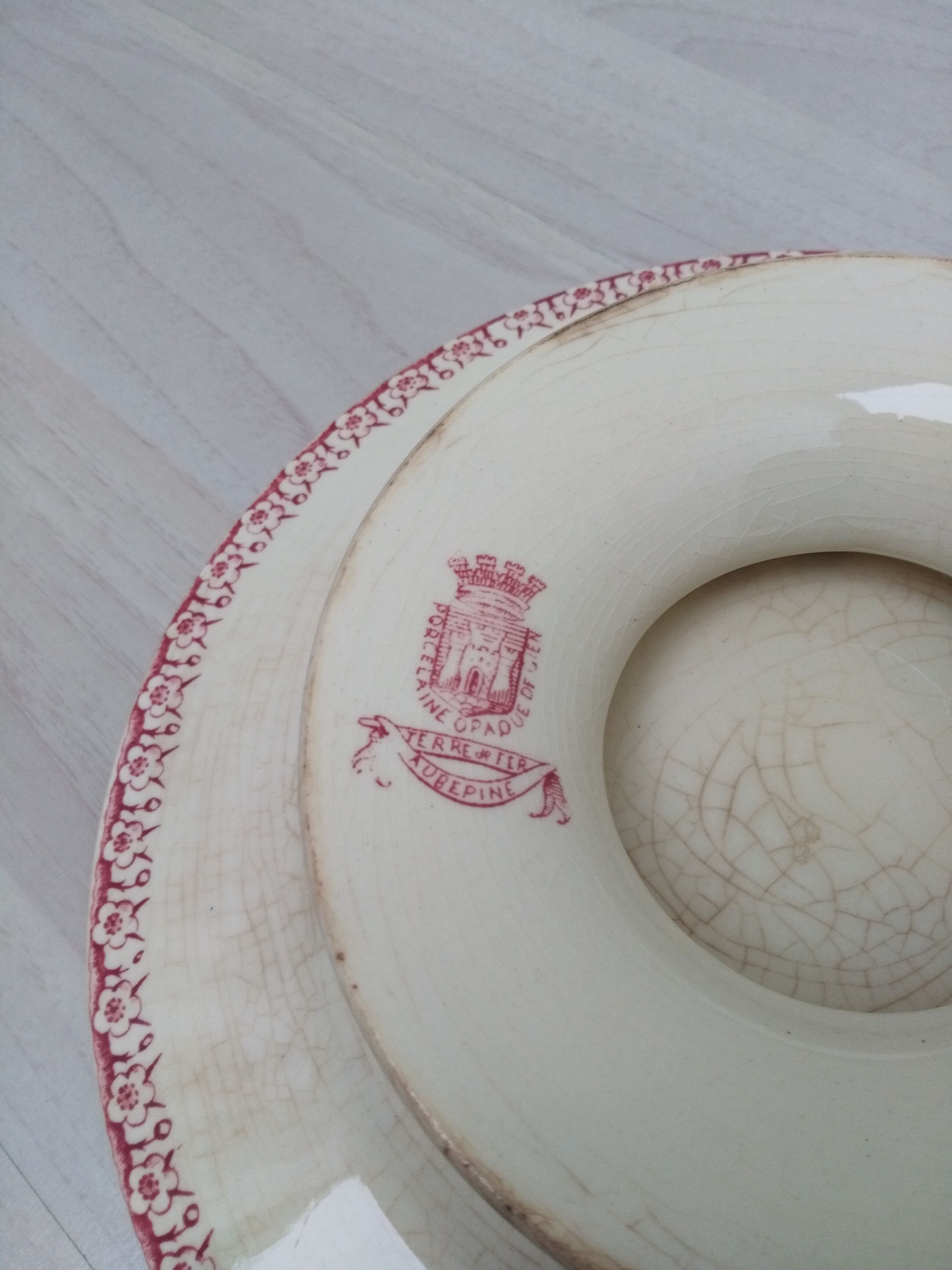 Cake dish on foot in iron earth of Gien model Pink hawthorn