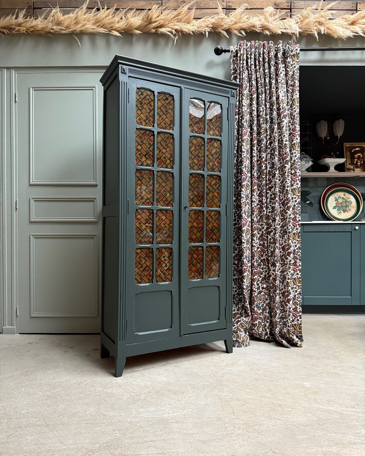Dark green Parisian display cabinet (renovated)