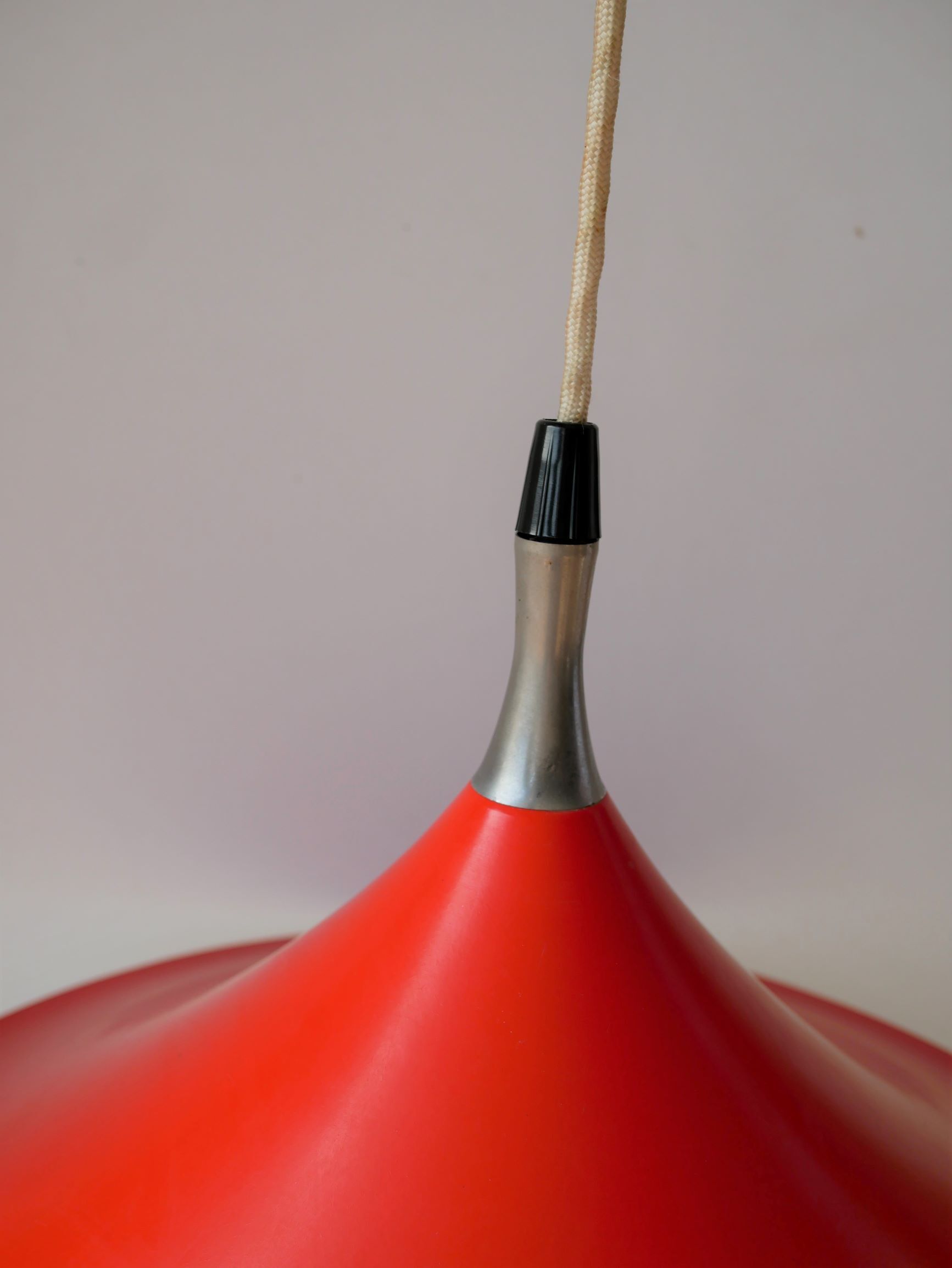 Tulip red metal hanging