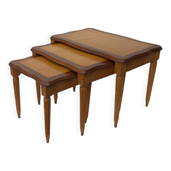 Vieille ensemble mid century ensemble de 3 tables  gigogne