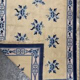 tapis chinois Pekin fleurs de lotus sur un fond jaune – très bon état (201 x 131 cm)