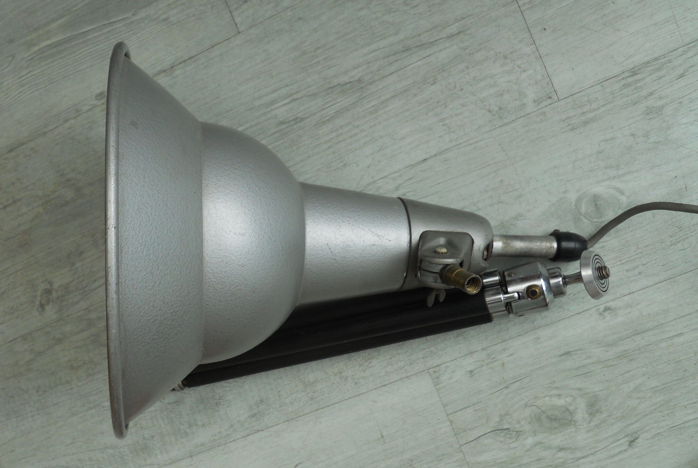 Lita standing projector