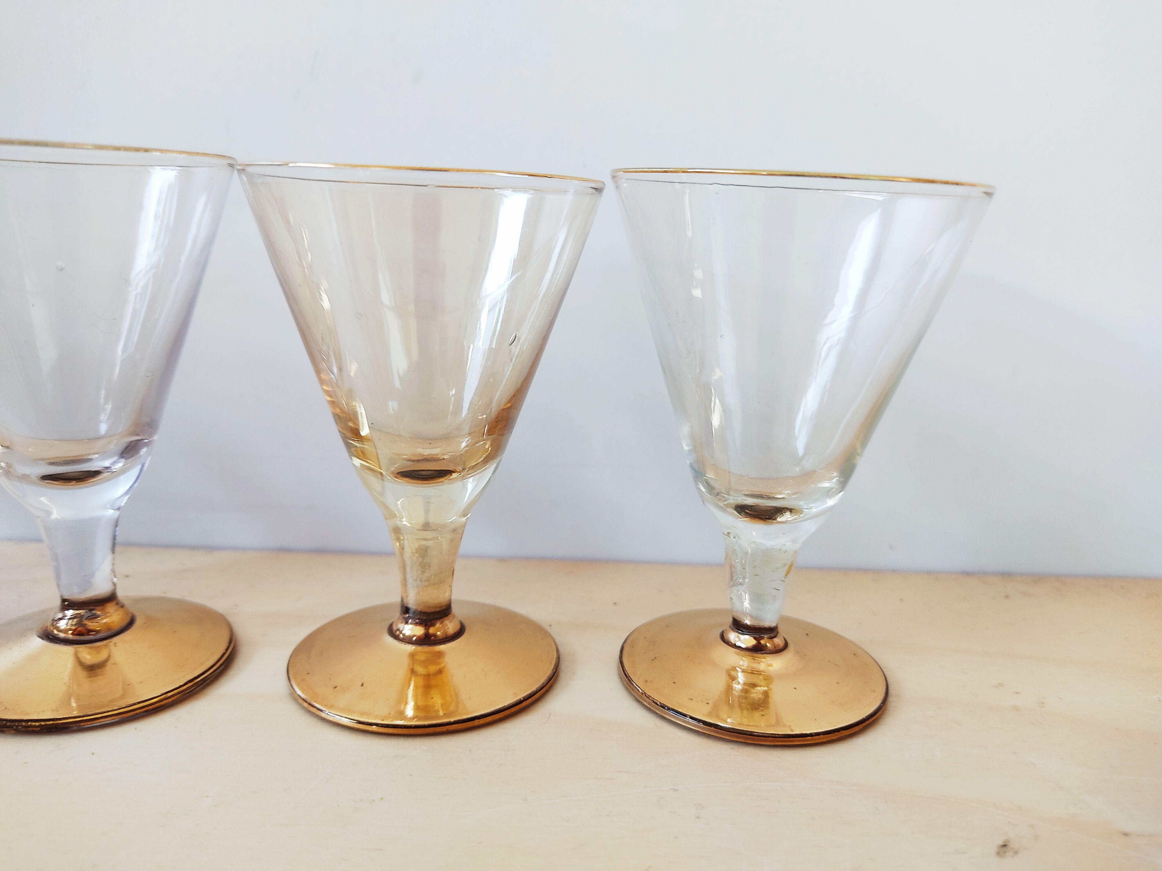 Series of 5 small glasses with golden foot