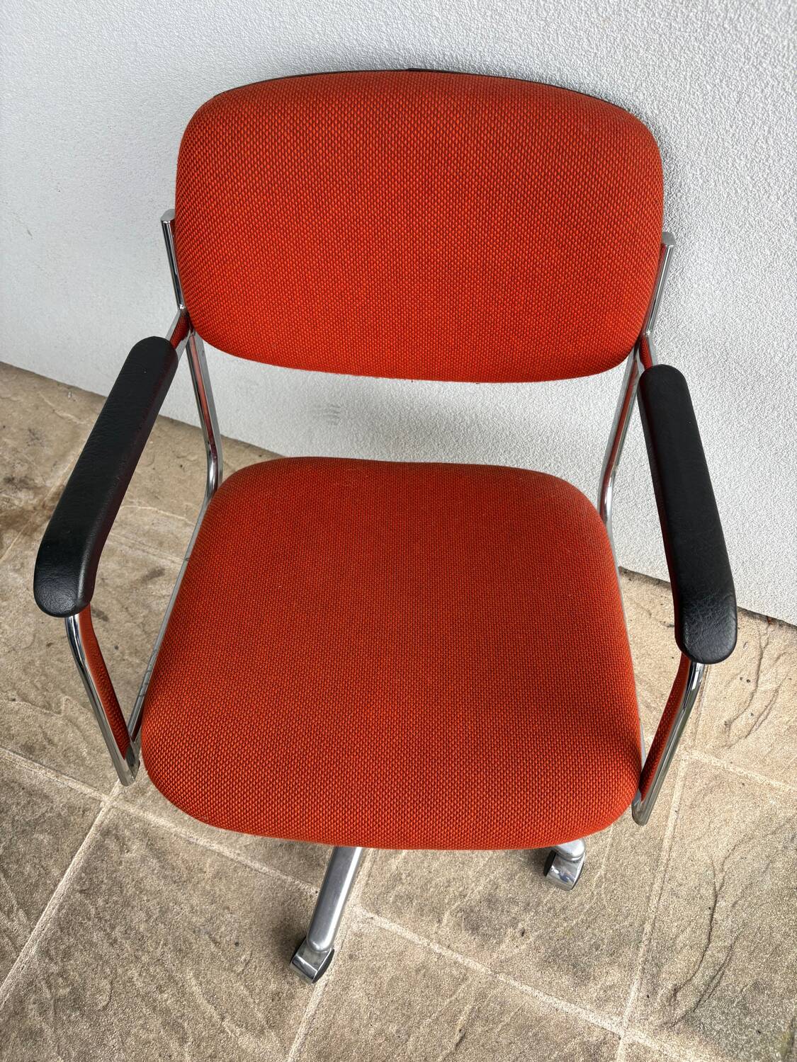 Fauteuil orange à roulettes Eurosit vintage 70’