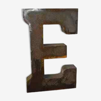 Lettre industrielle en fer "E"